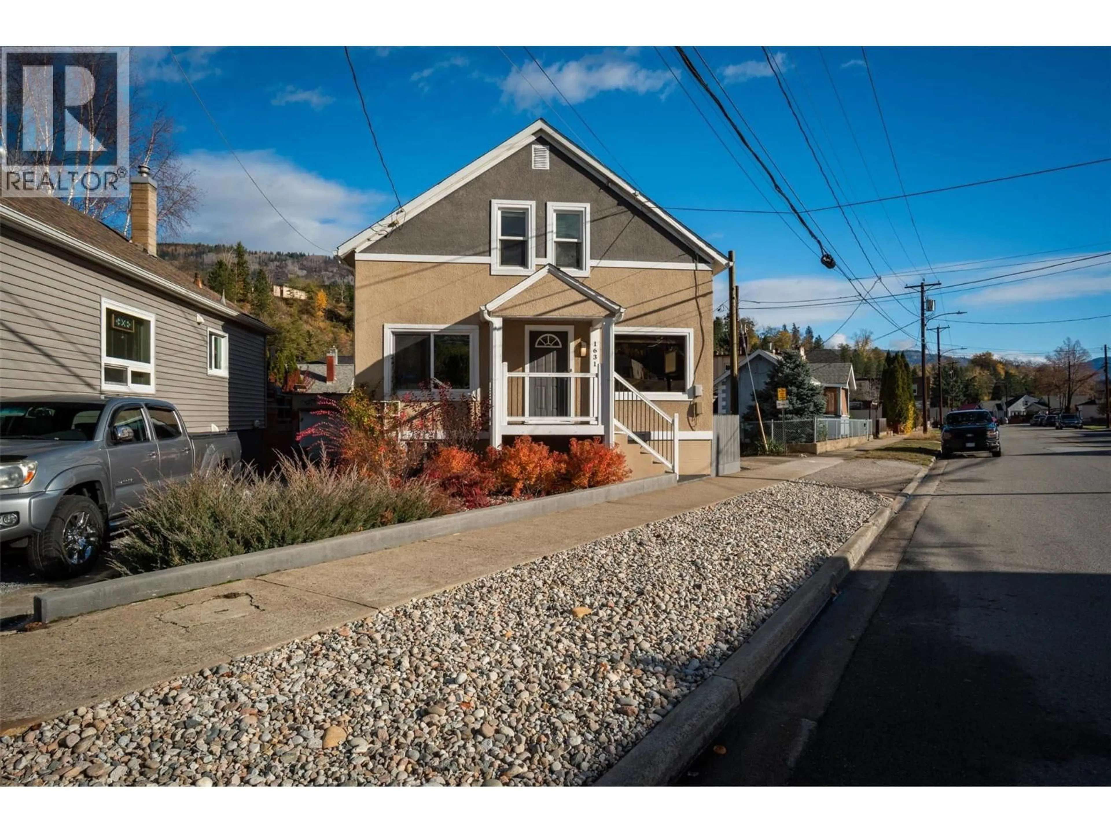 Home with vinyl exterior material, street for 1631 FIFTH AVENUE, Trail British Columbia V1R1V1