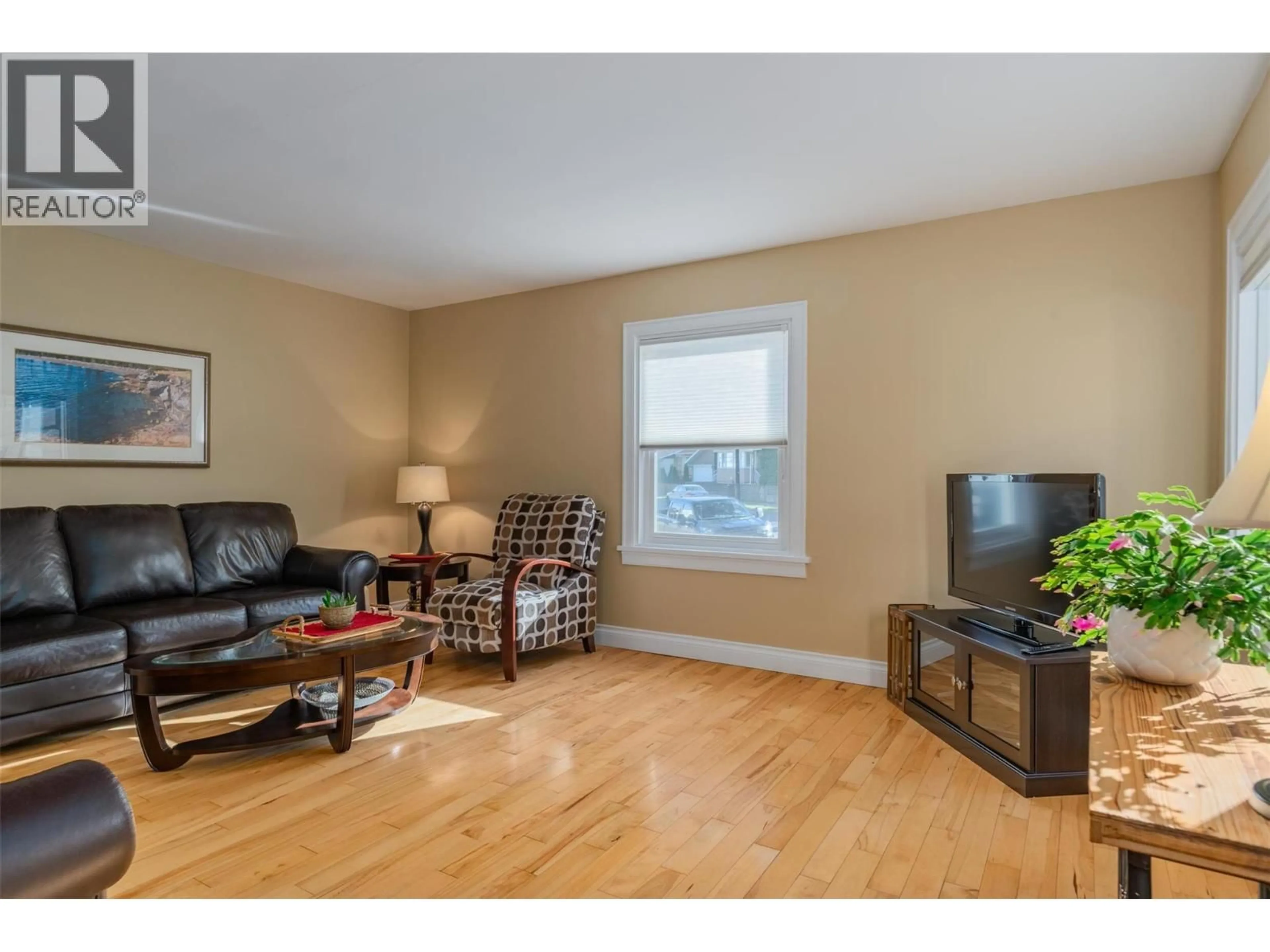 Living room with furniture, wood/laminate floor for 1631 FIFTH AVENUE, Trail British Columbia V1R1V1