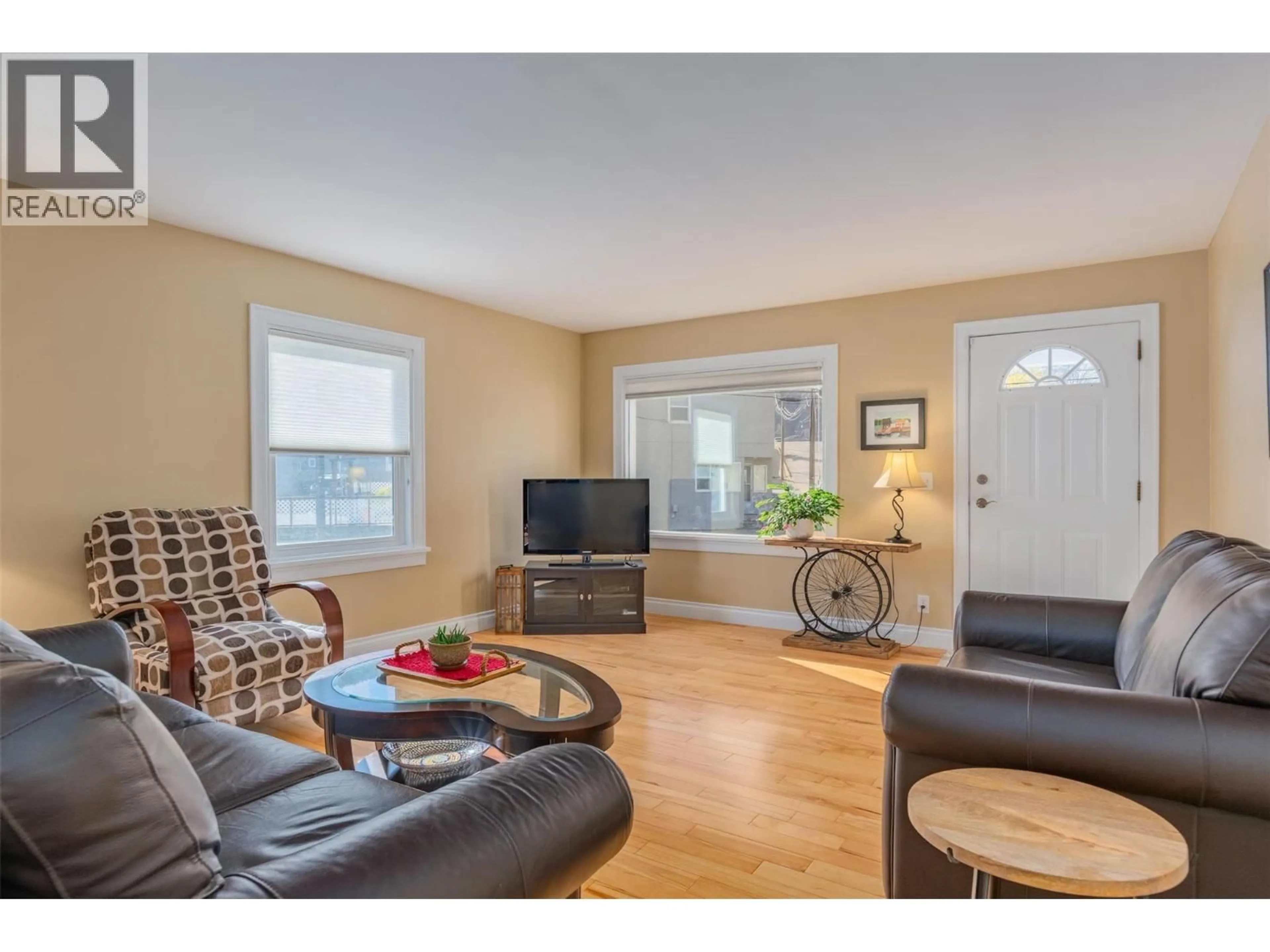 Living room with furniture, wood/laminate floor for 1631 FIFTH AVENUE, Trail British Columbia V1R1V1