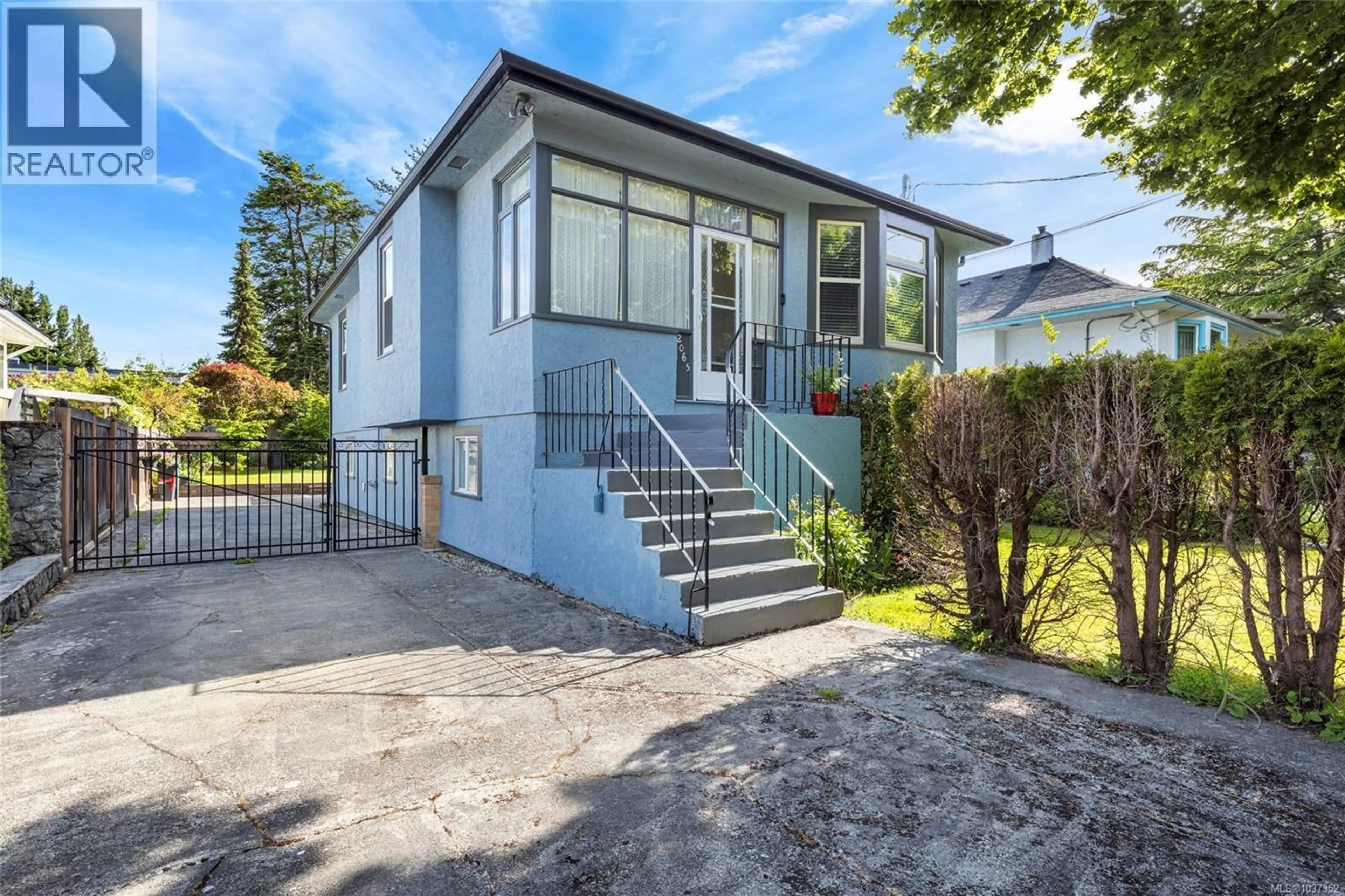 Home with vinyl exterior material, street for 2065 GOLDSMITH STREET, Oak Bay British Columbia V8R1T5