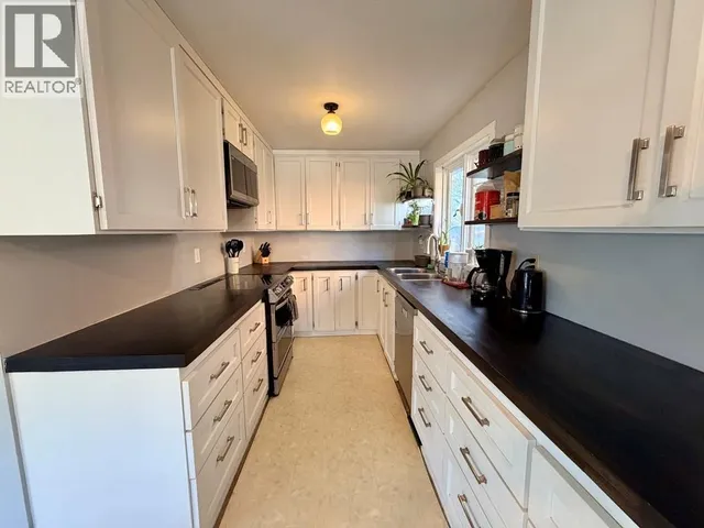 151 WOLVERINE AVENUE, Tumbler Ridge 4