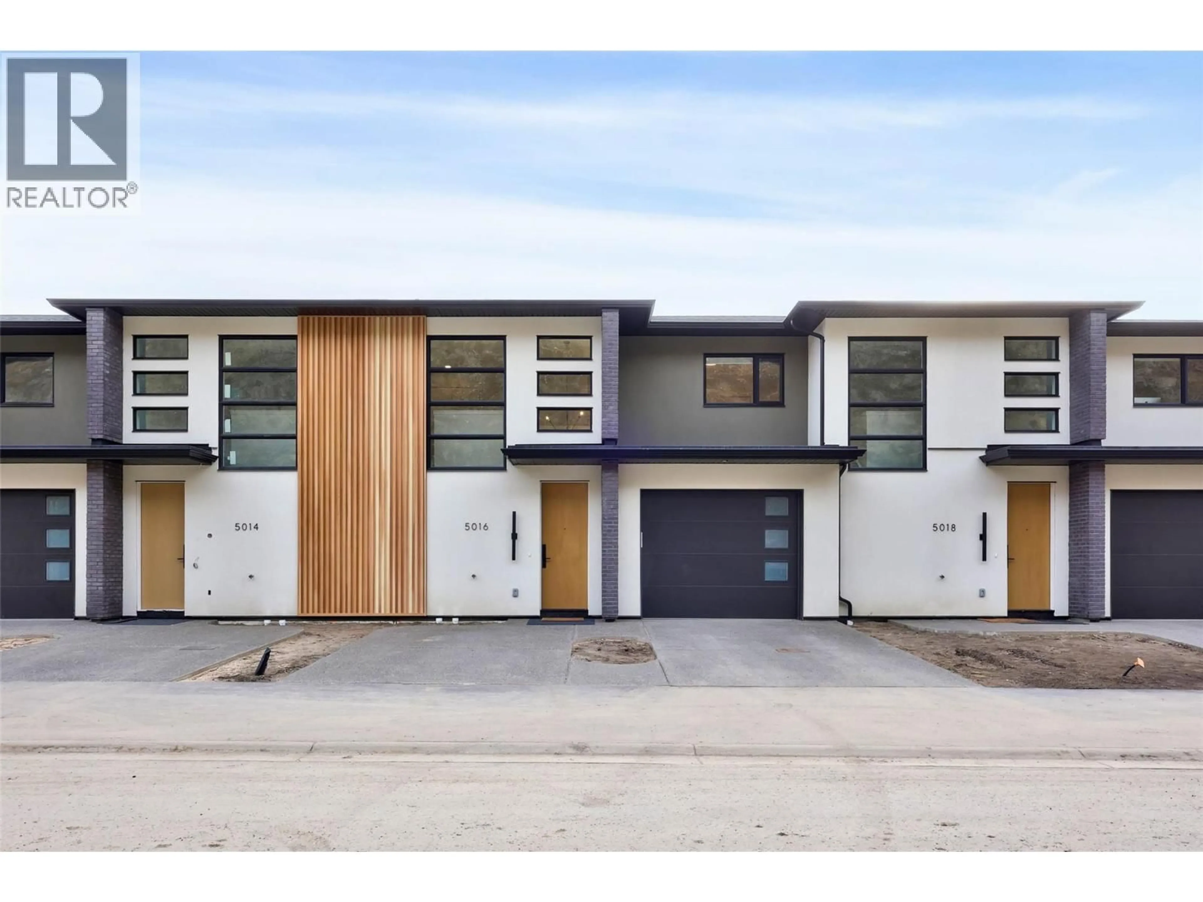 A pic from outside/outdoor area/front of a property/back of a property/a pic from drone, street for 5046 SUN RIVERS DRIVE, Kamloops British Columbia V2H0E7