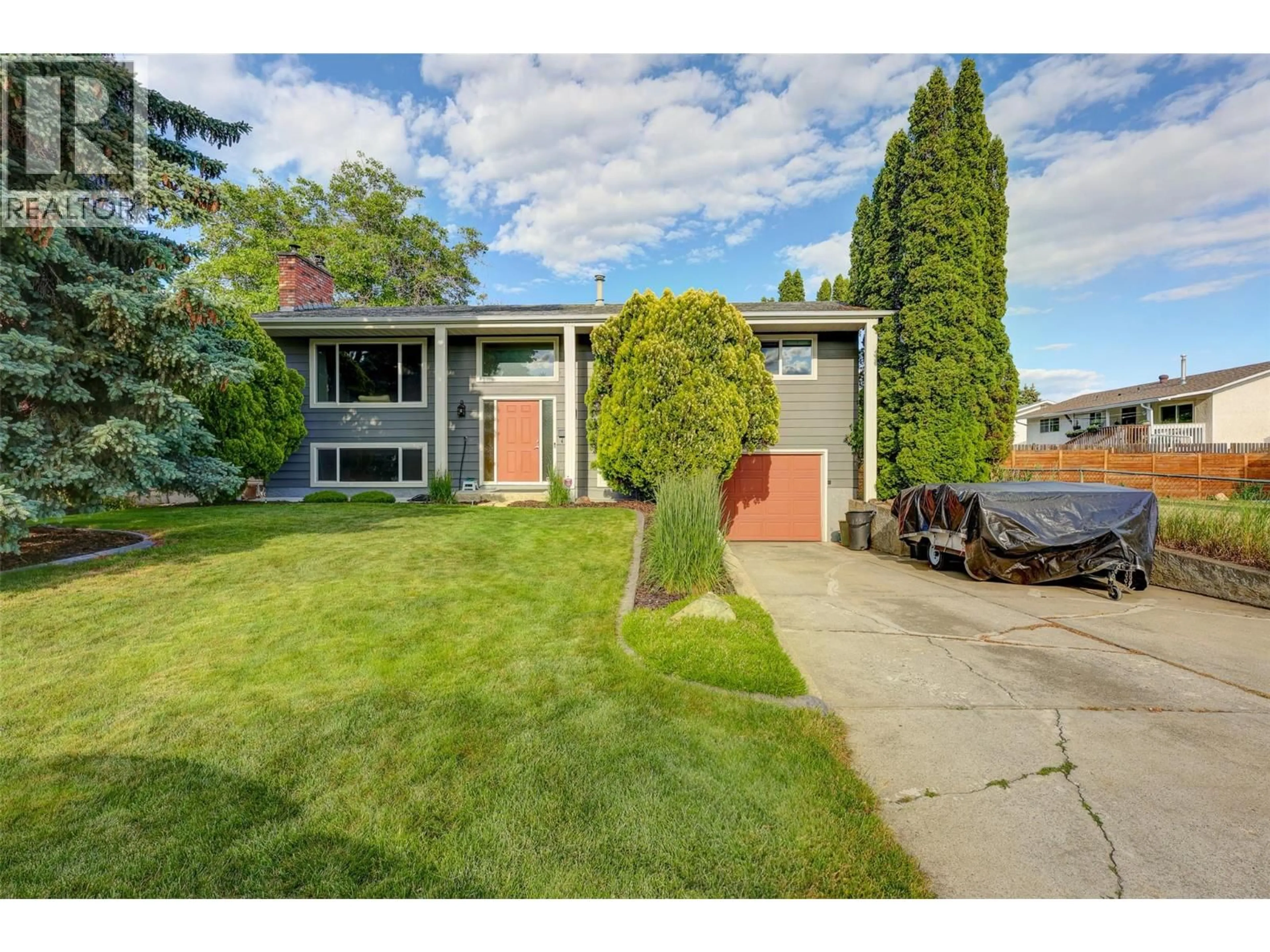 Home with vinyl exterior material, street for 2141 KASLO COURT, Kelowna British Columbia V1Y8B9