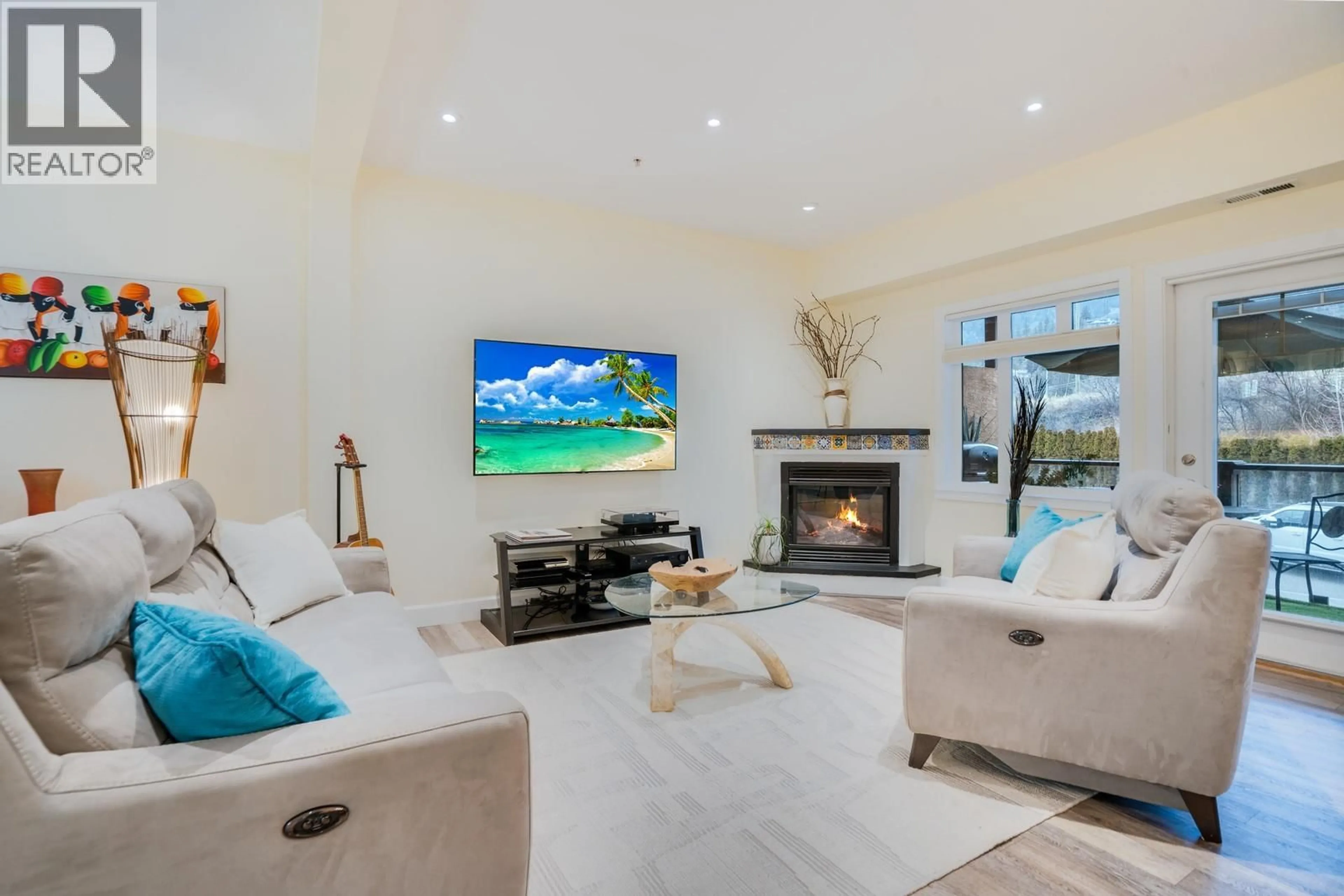 Living room with furniture, unknown for 202 - 3996 BEACH AVENUE, Peachland British Columbia V0H1X5