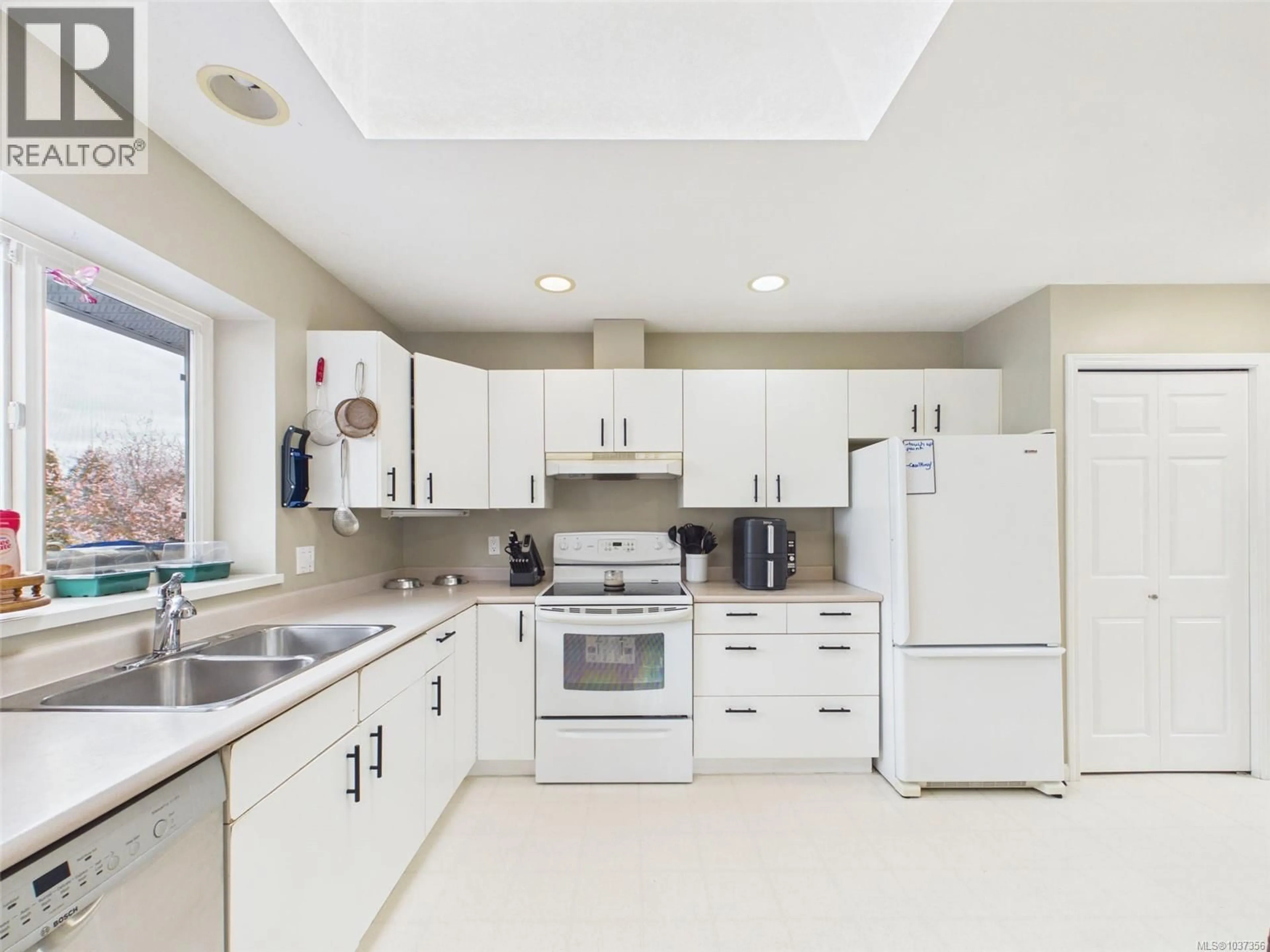 Open concept kitchen, ceramic/tile floor for 891 ESSLINGER ROAD, French Creek British Columbia V9P2R1
