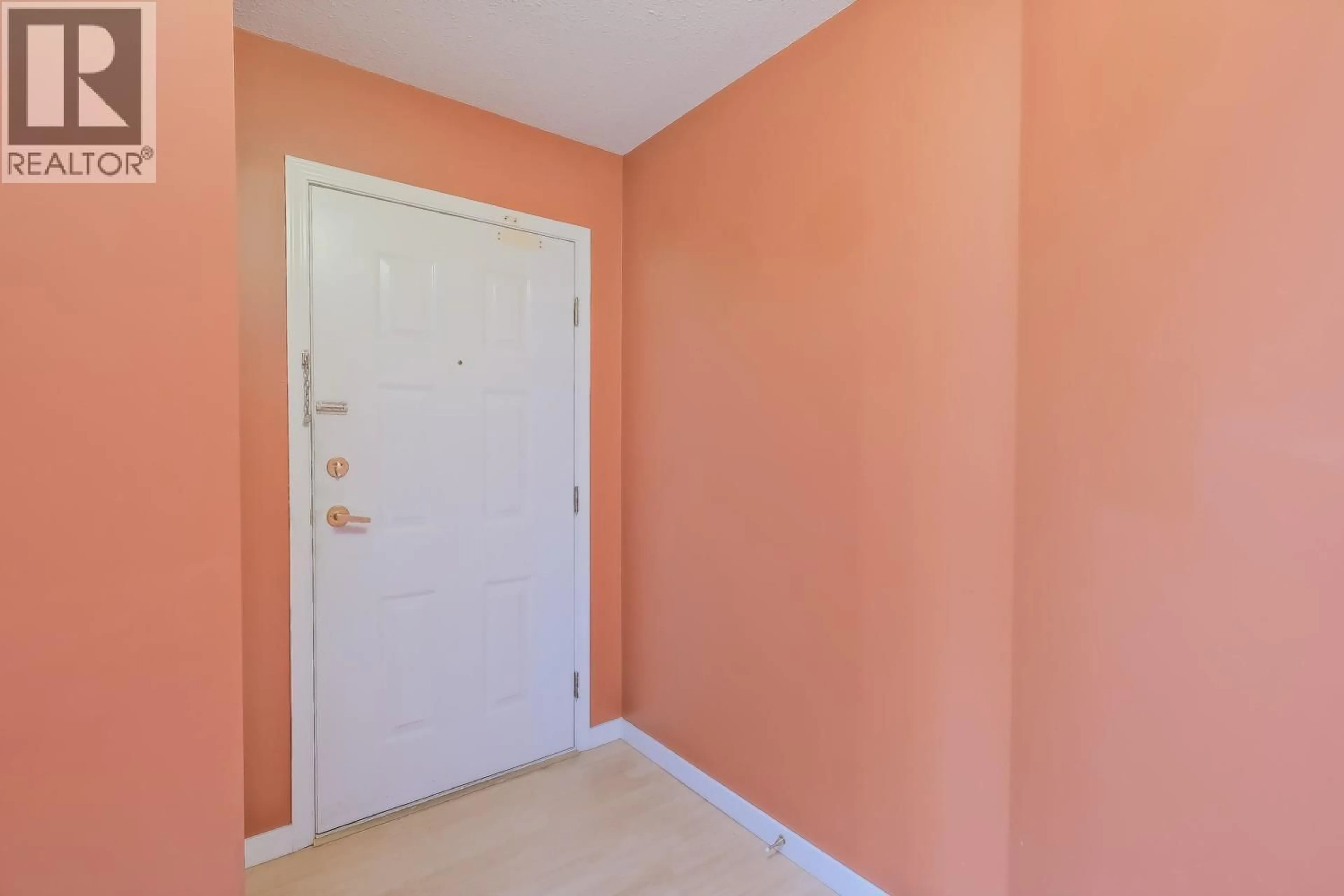 Indoor entryway for 305 - 255 MCINTOSH ROAD, Kelowna British Columbia V1X2C5