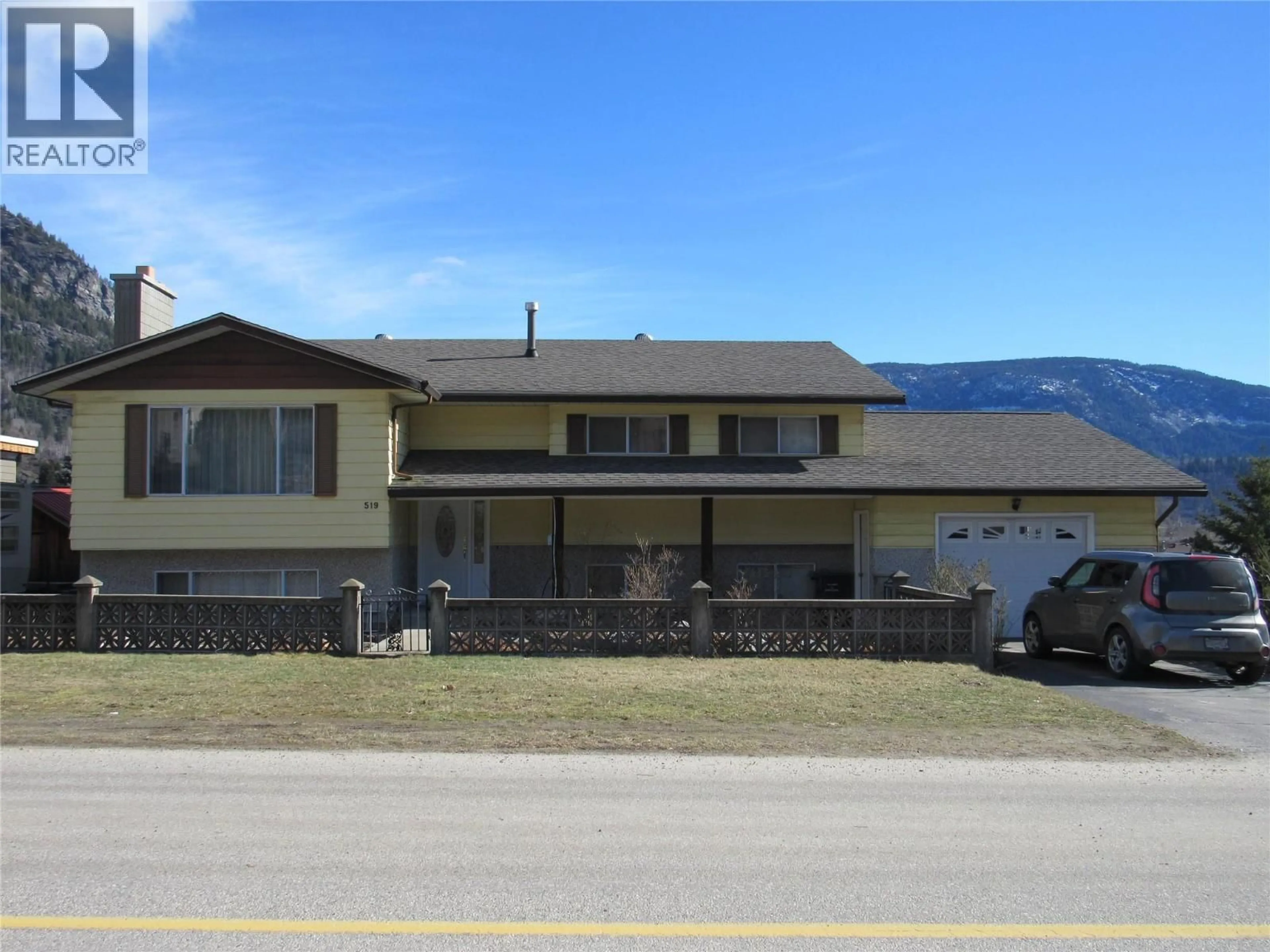 Home with vinyl exterior material, mountain view for 519 10TH AVENUE, Castlegar British Columbia V1N1K6