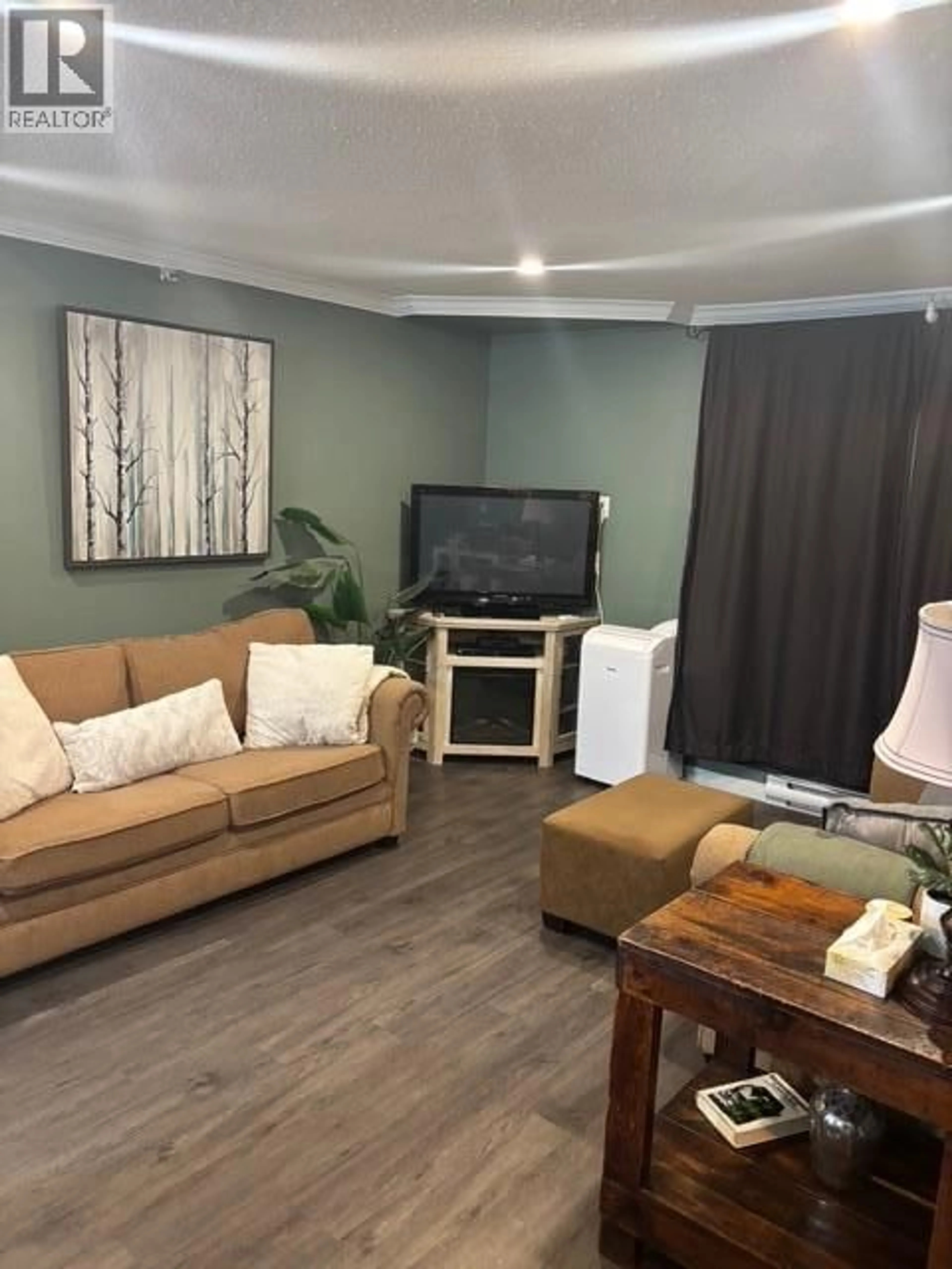 Living room with furniture, wood/laminate floor for 321 - 20 KETTLE VIEW ROAD, Big White British Columbia V1P1T4