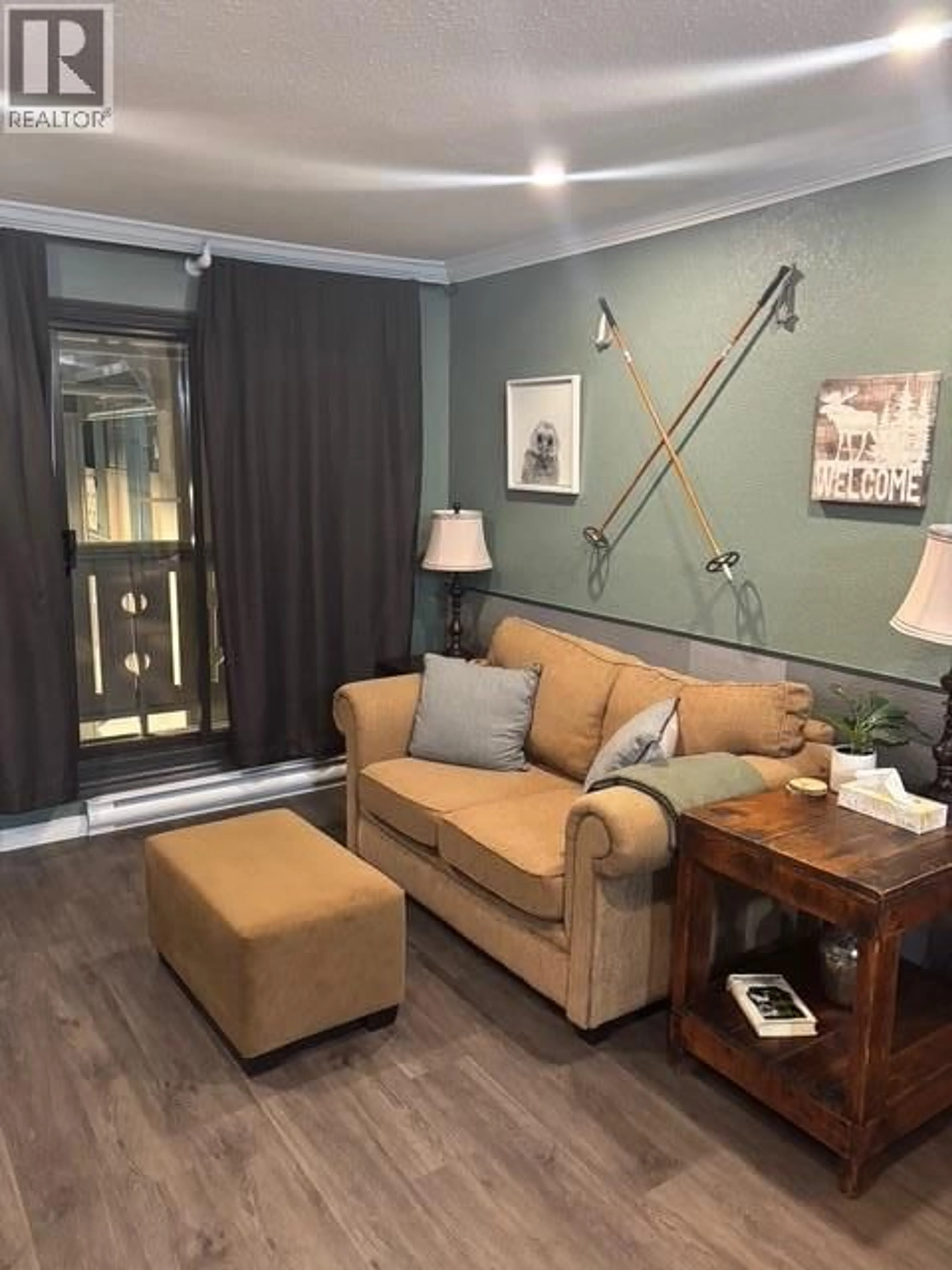 Living room with furniture, wood/laminate floor for 321 - 20 KETTLE VIEW ROAD, Big White British Columbia V1P1T4