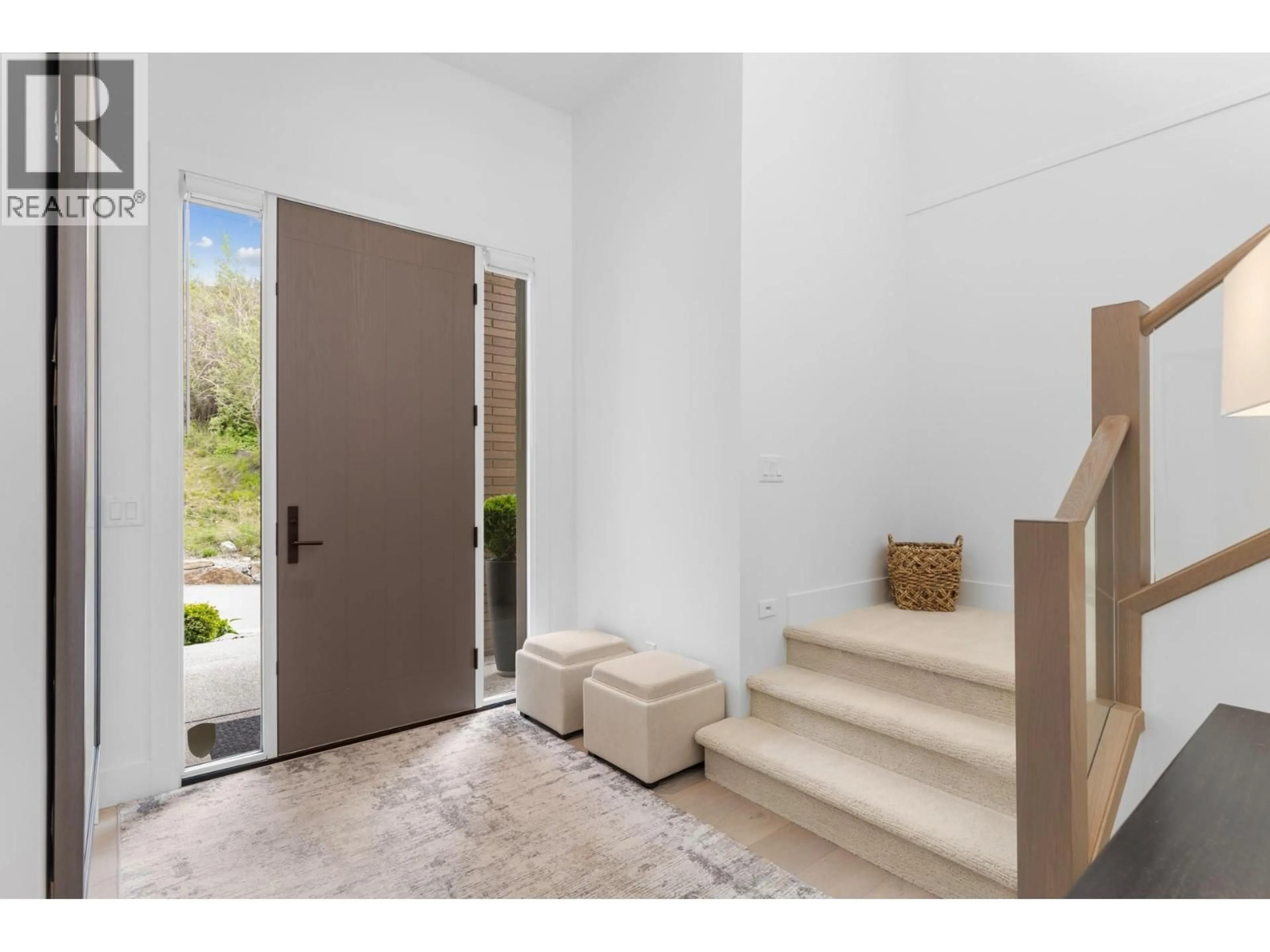 Indoor entryway for 470 HAWK'S PERCH LANE, Kelowna British Columbia V1W0B8