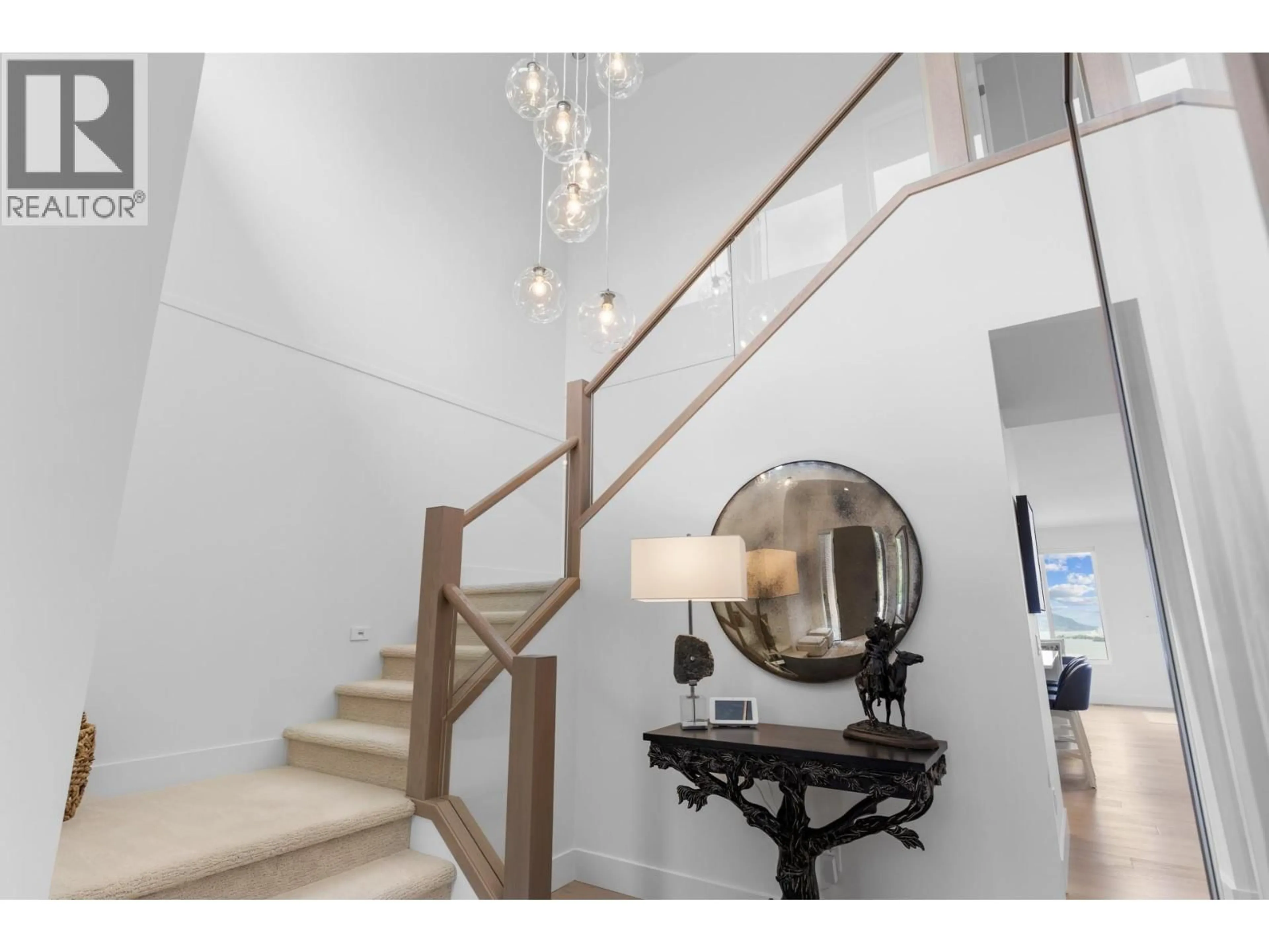 Indoor foyer for 470 HAWK'S PERCH LANE, Kelowna British Columbia V1W0B8