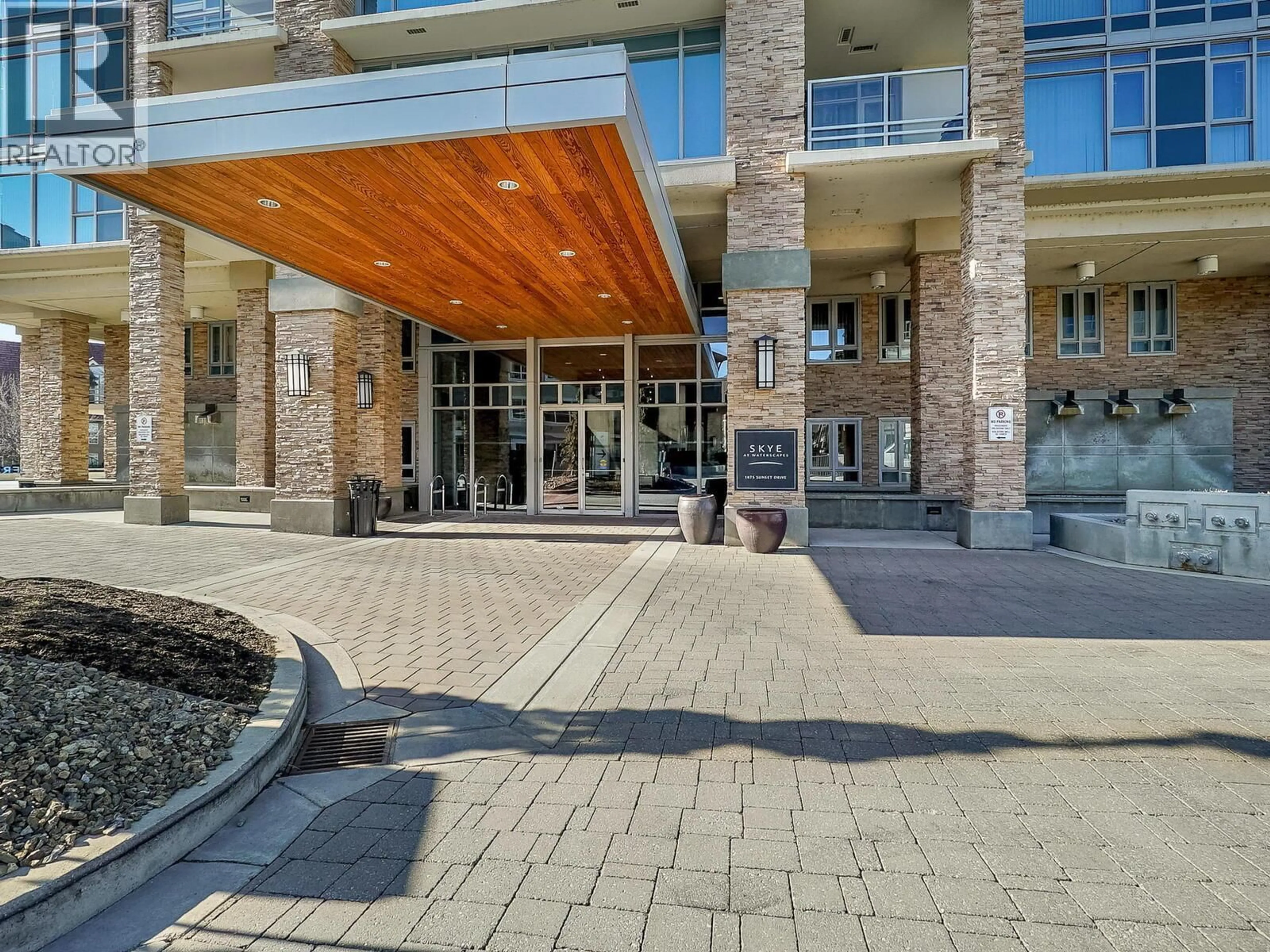 Indoor foyer for 801 - 1075 SUNSET DRIVE, Kelowna British Columbia V1Y9Y9