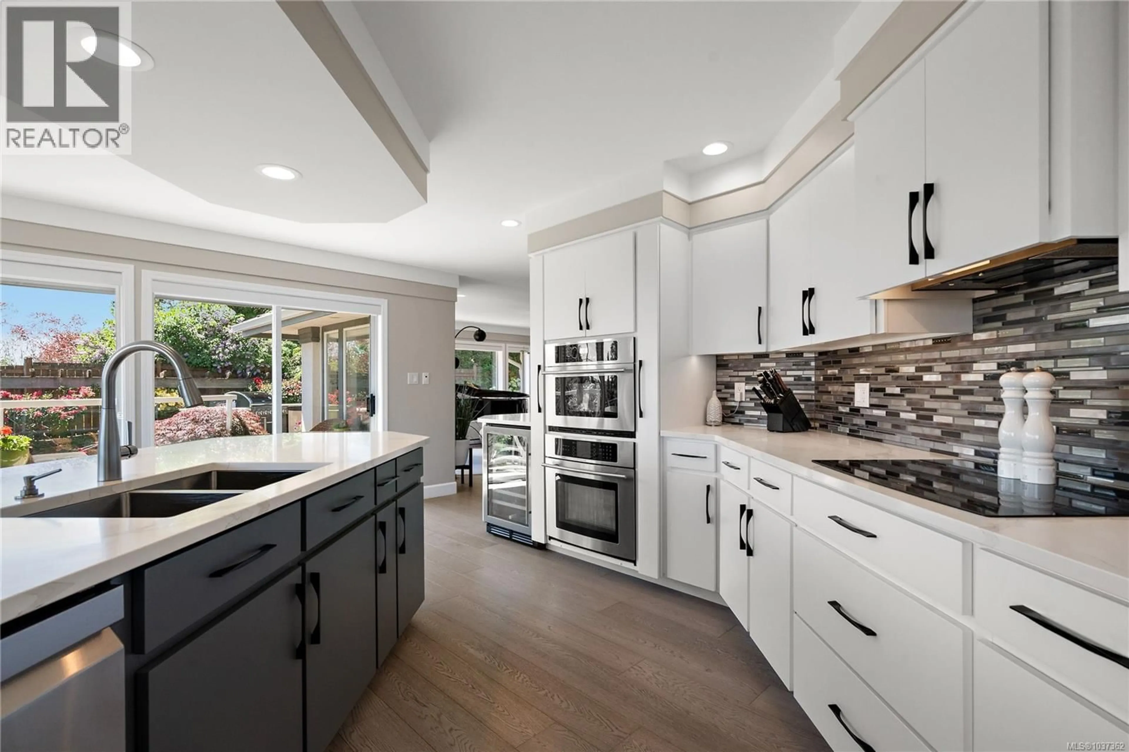 Open concept kitchen, ceramic/tile floor for 11096 GREENPARK DRIVE, North Saanich British Columbia V8L5N5