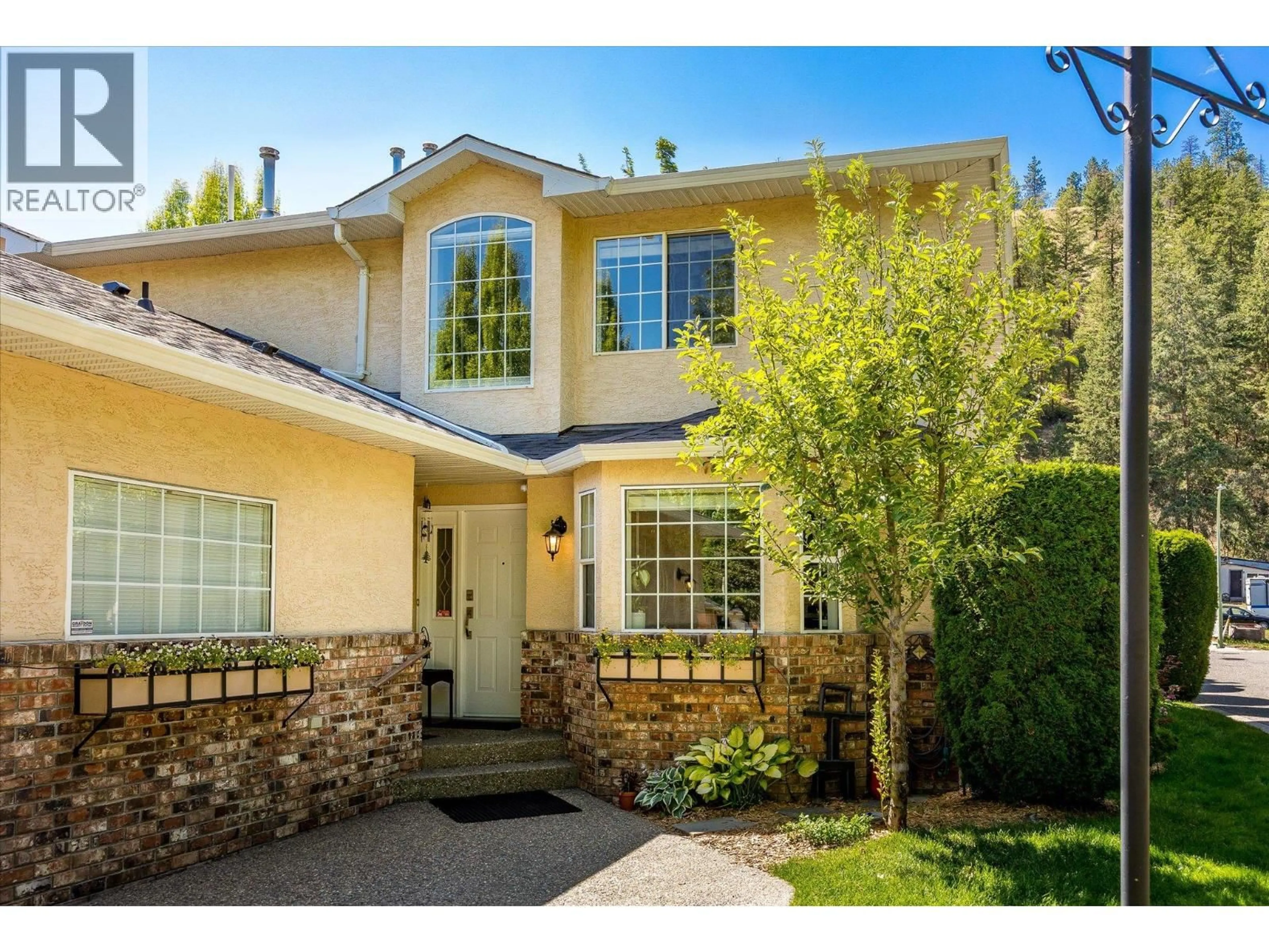 Home with vinyl exterior material, street for 25 - 527 YATES ROAD, Kelowna British Columbia V1V1Z5