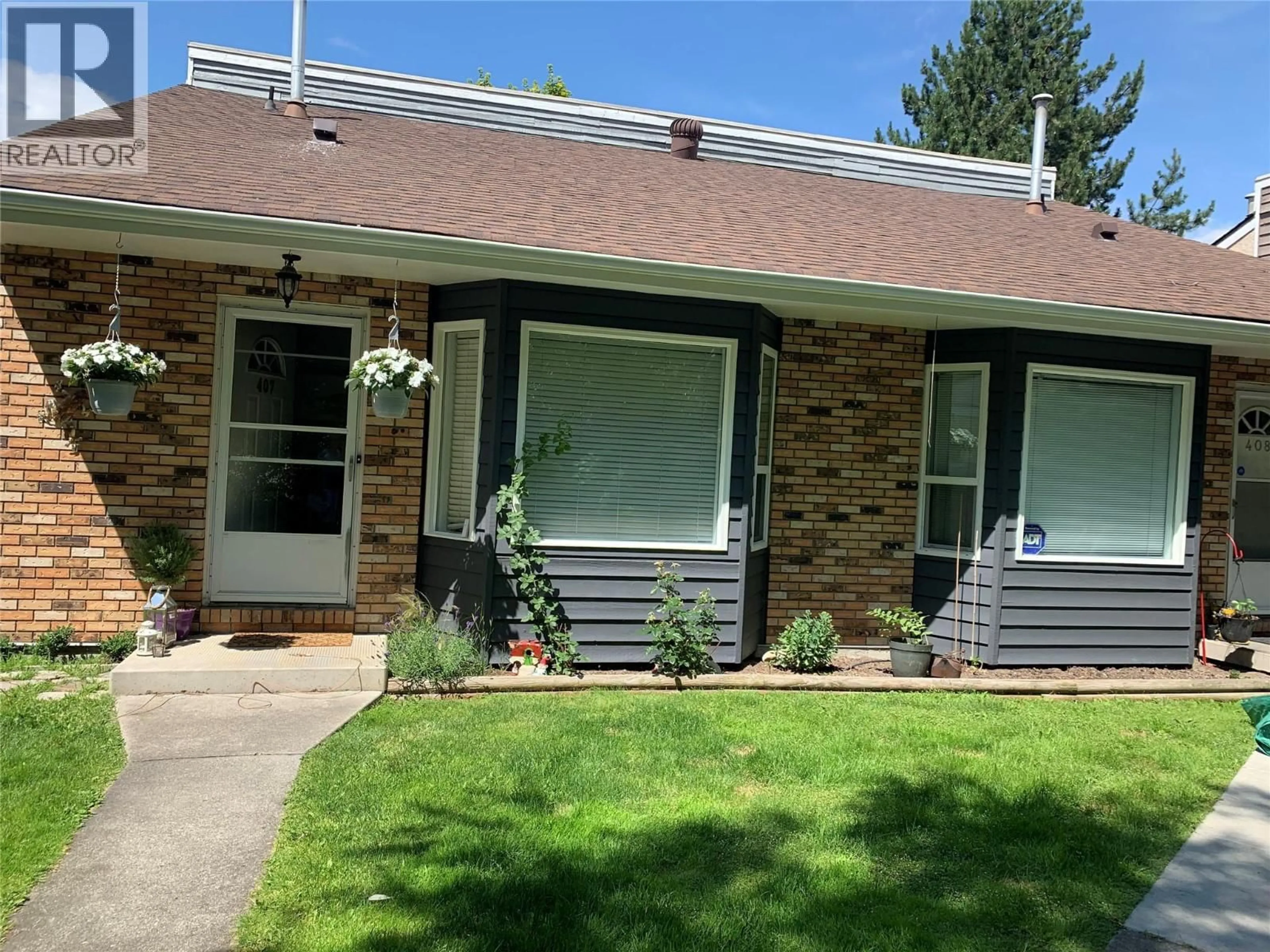 Home with vinyl exterior material, street for 407 - 3155 GORDON DRIVE, Kelowna British Columbia V1W3N6