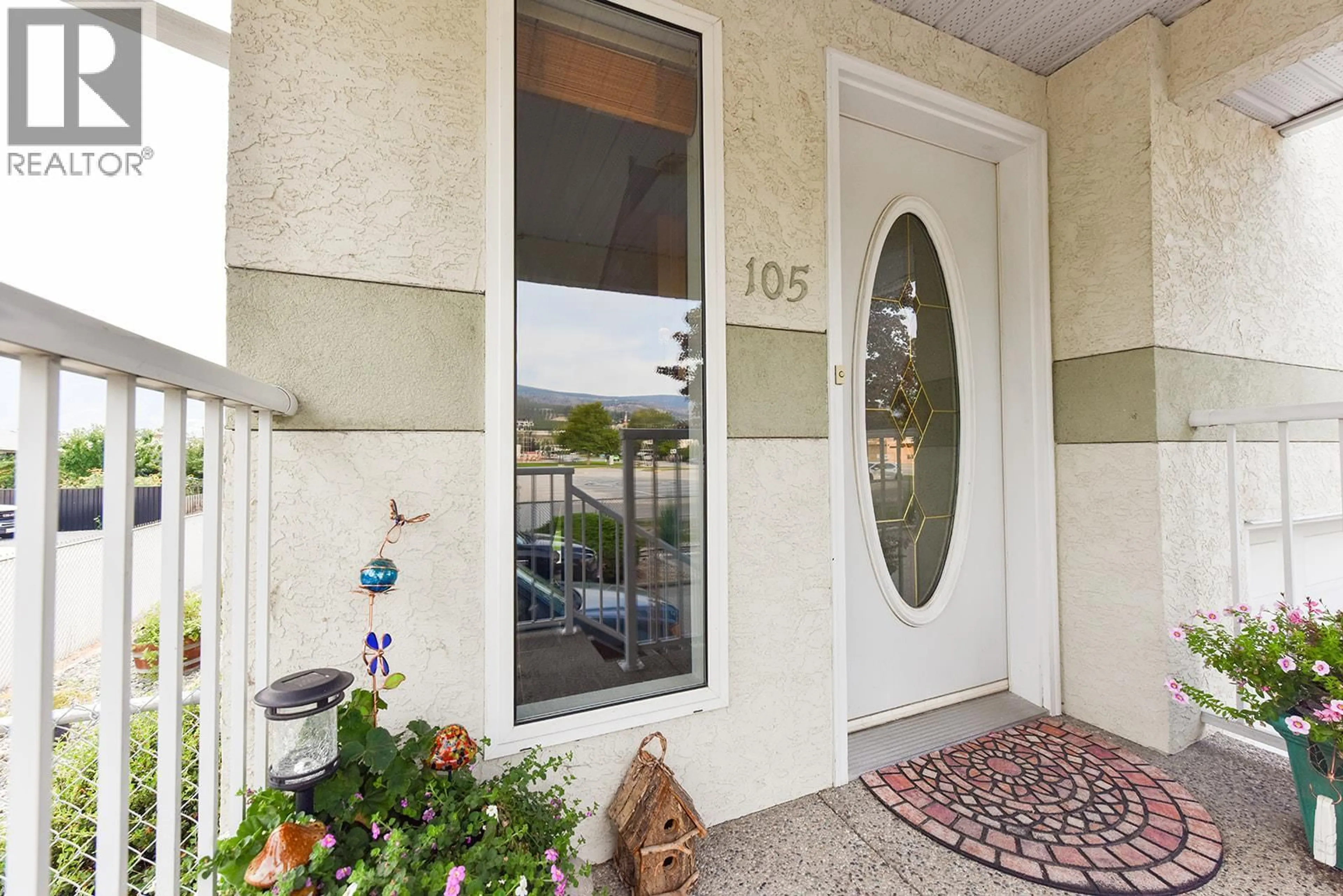 Indoor entryway for 105 - 158 GREEN AVENUE, Penticton British Columbia V2A3T1