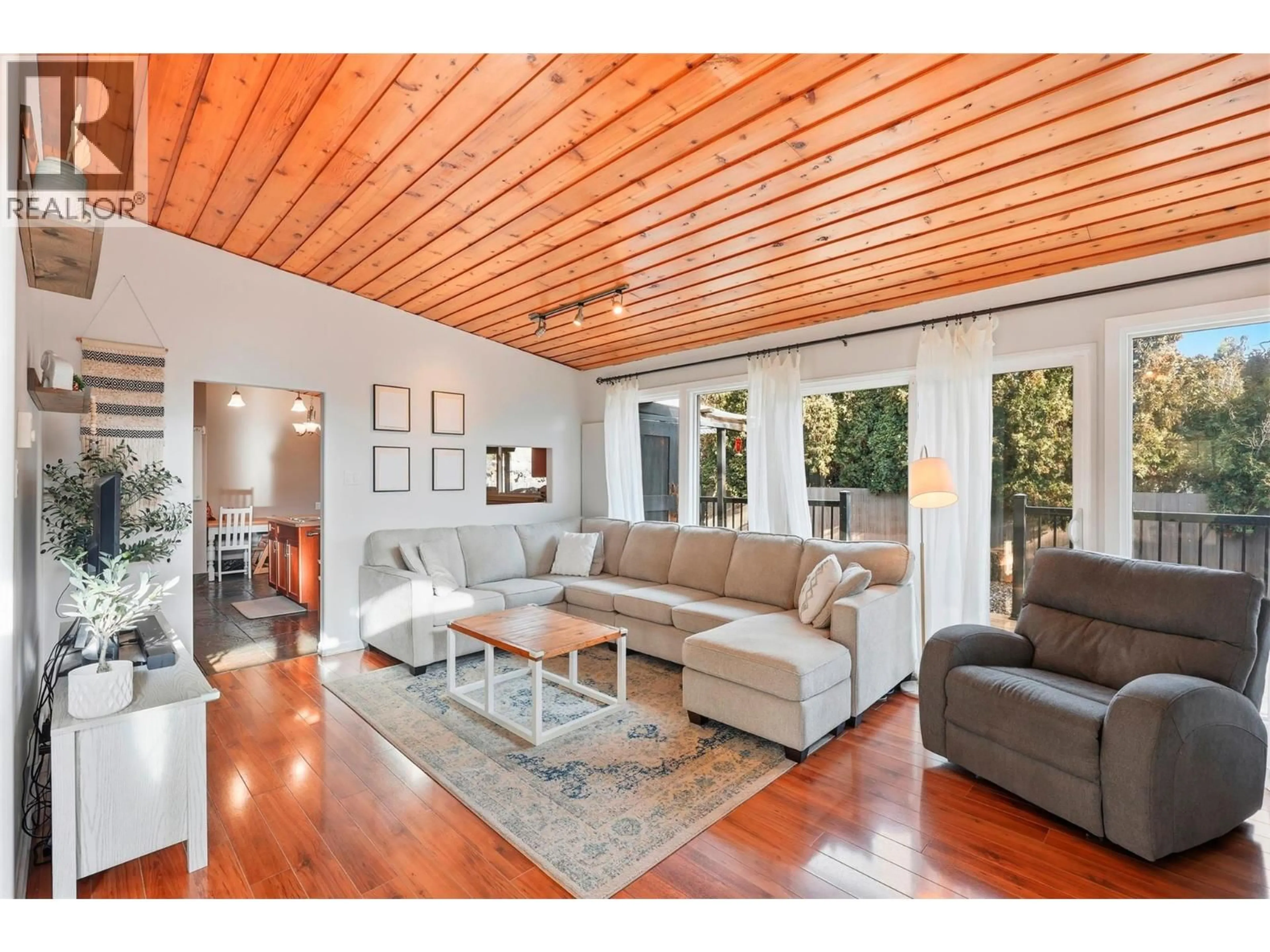 Living room with furniture, wood/laminate floor for 2520 GLENVIEW AVENUE, Kamloops British Columbia V2B1P2