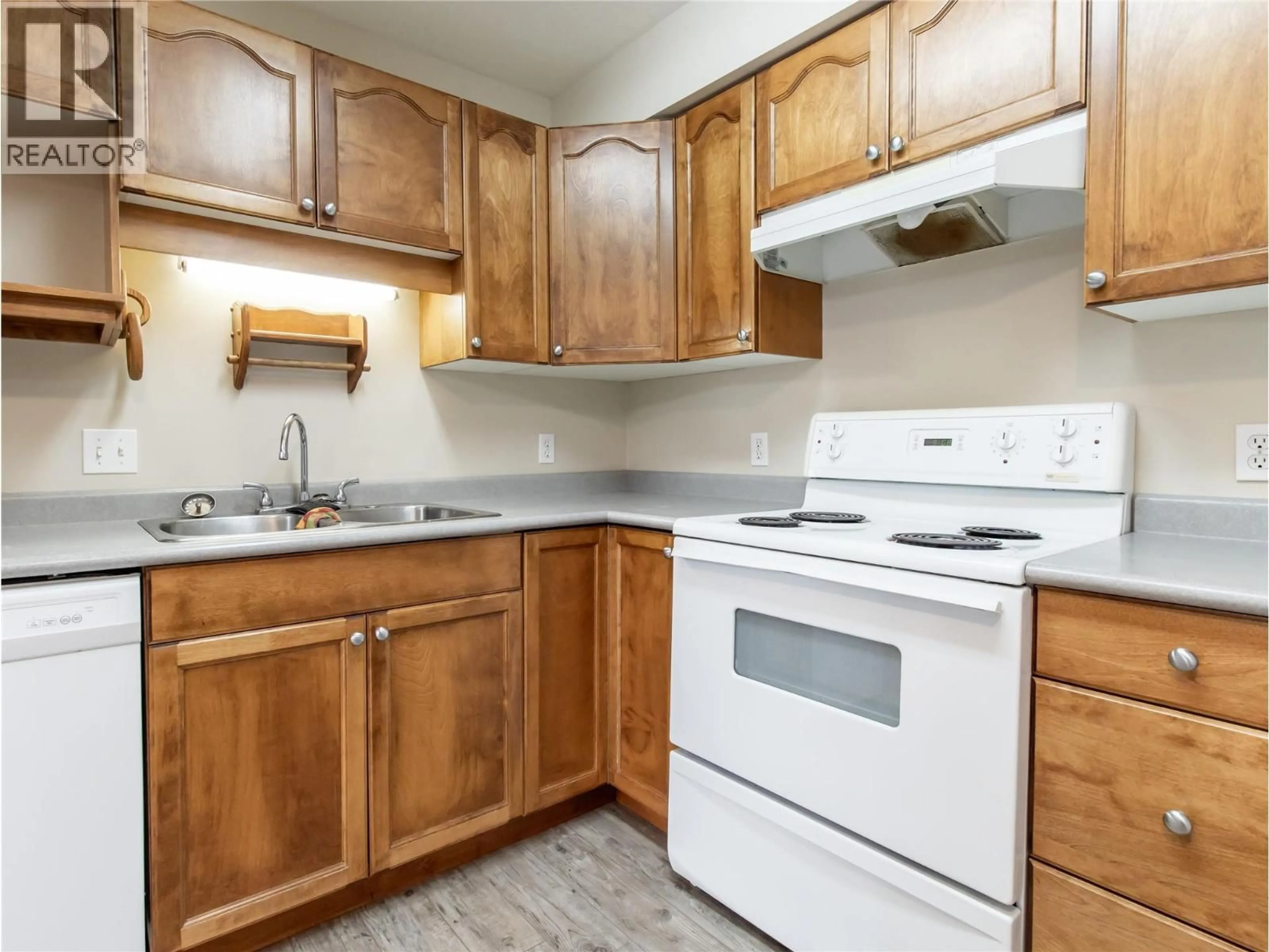 Standard kitchen, unknown for 107 - 640 3 STREET SOUTHWEST, Salmon Arm British Columbia V1E2R3