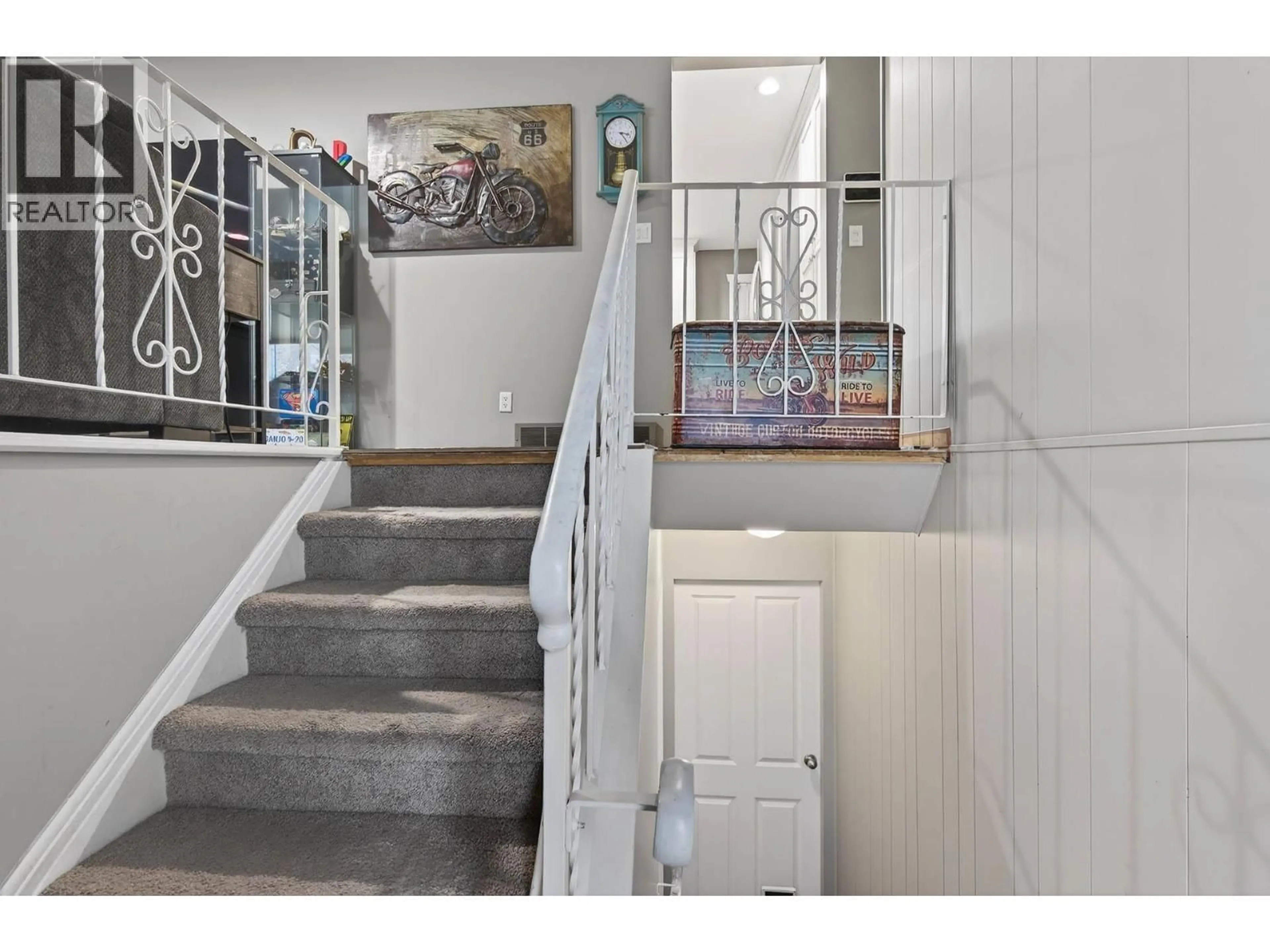 Indoor foyer for 2375 BRIARWOOD AVENUE, Kamloops British Columbia V2B4Z6