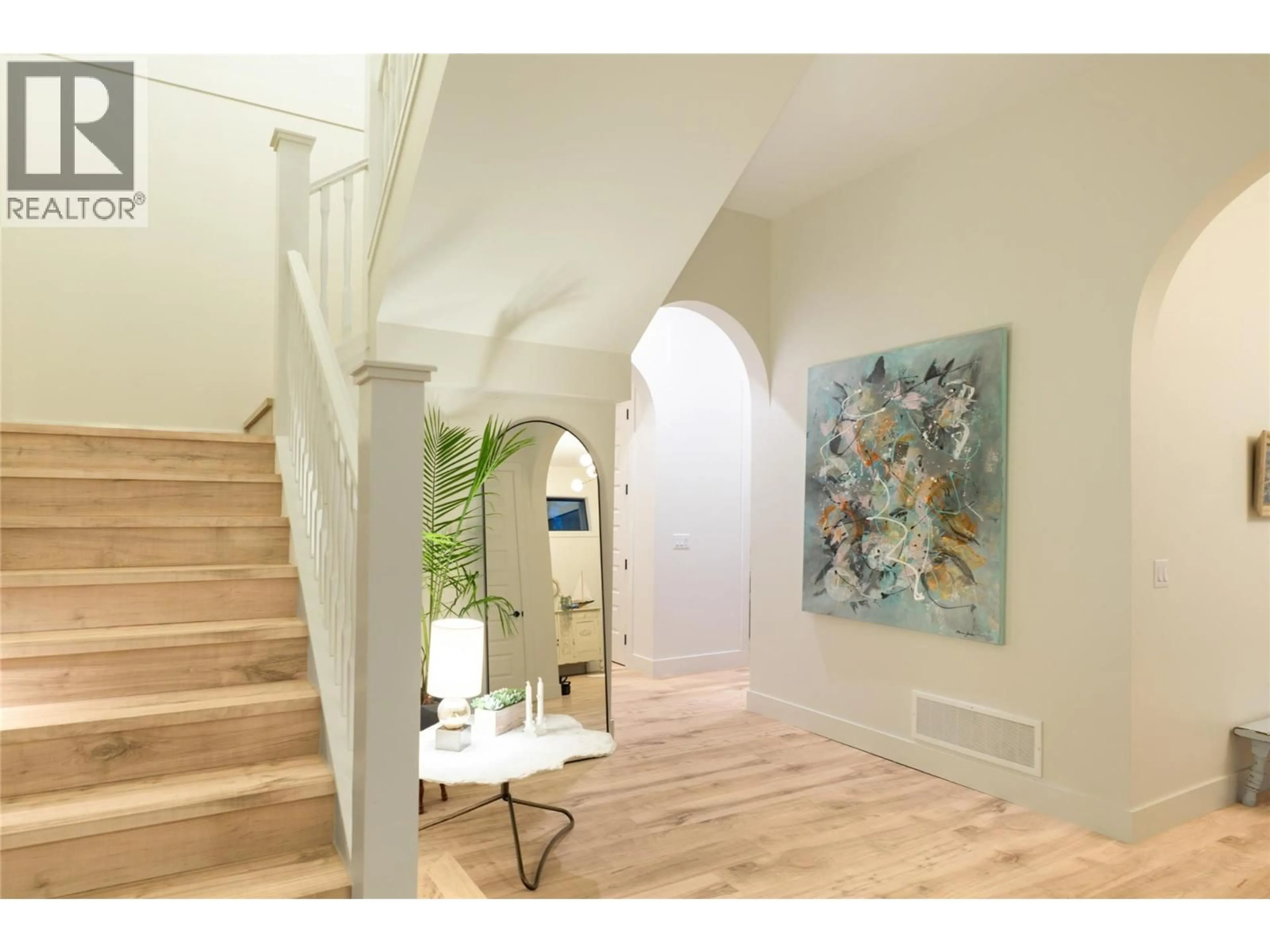 Indoor entryway for 2053 LONG STREET, Kelowna British Columbia V1Y1L3