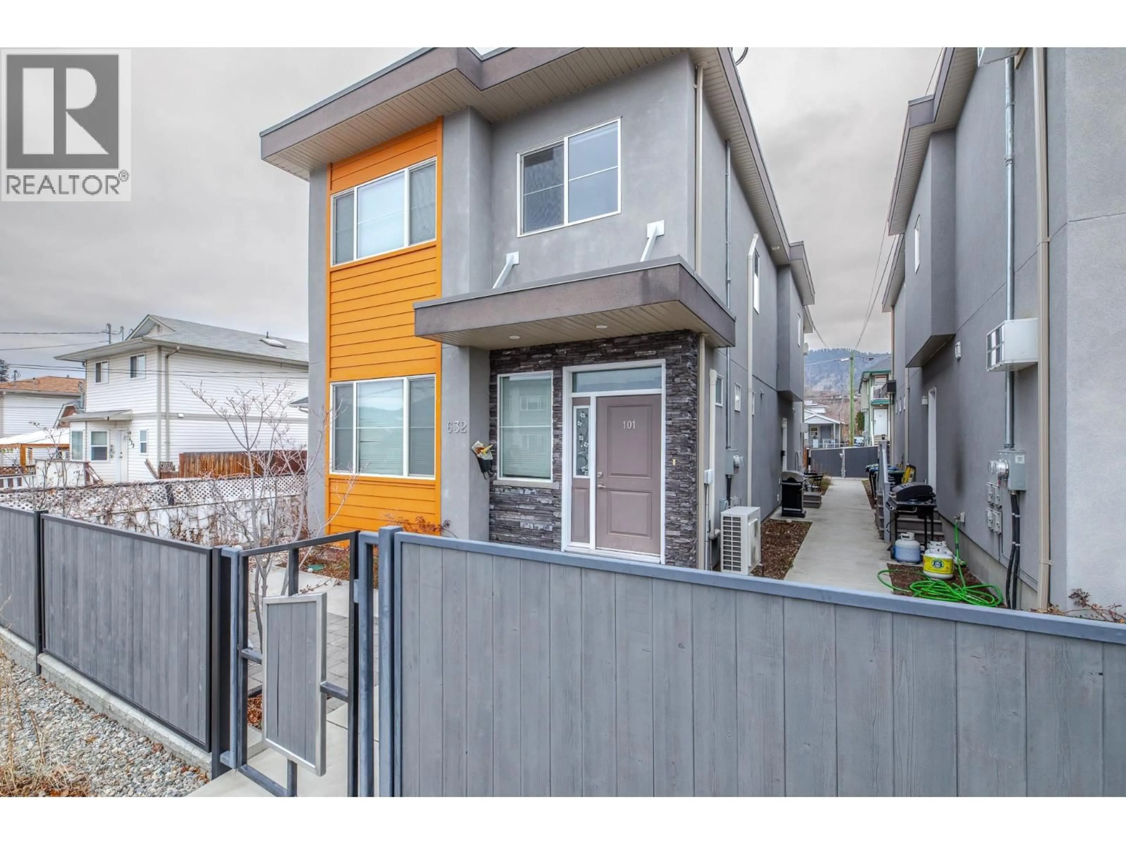 Home with vinyl exterior material, street for 101 - 632 BURNS STREET, Penticton British Columbia V2A4X3