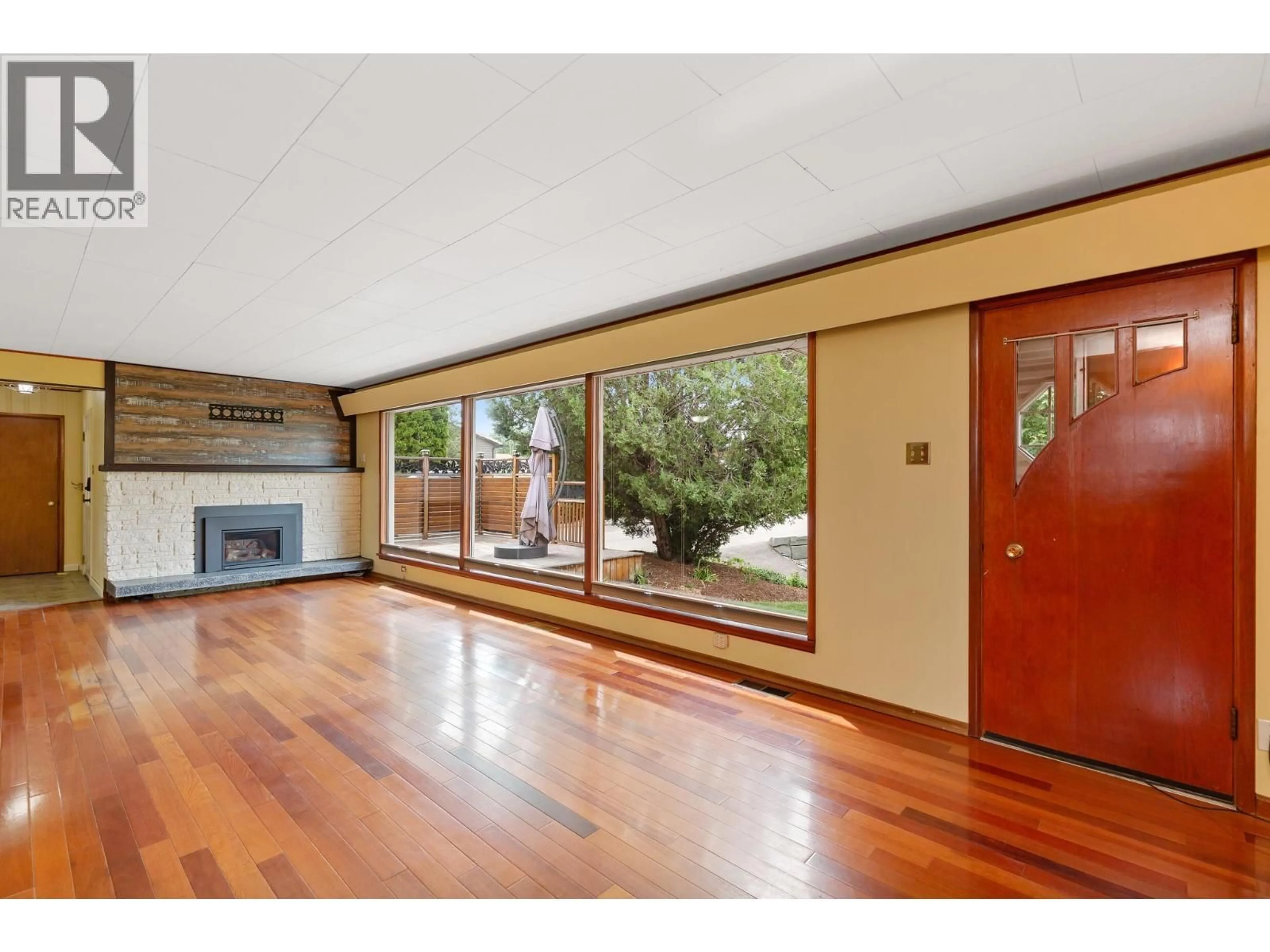 Indoor foyer for 1736 HAPPYVALE AVENUE, Kamloops British Columbia V2B4H5