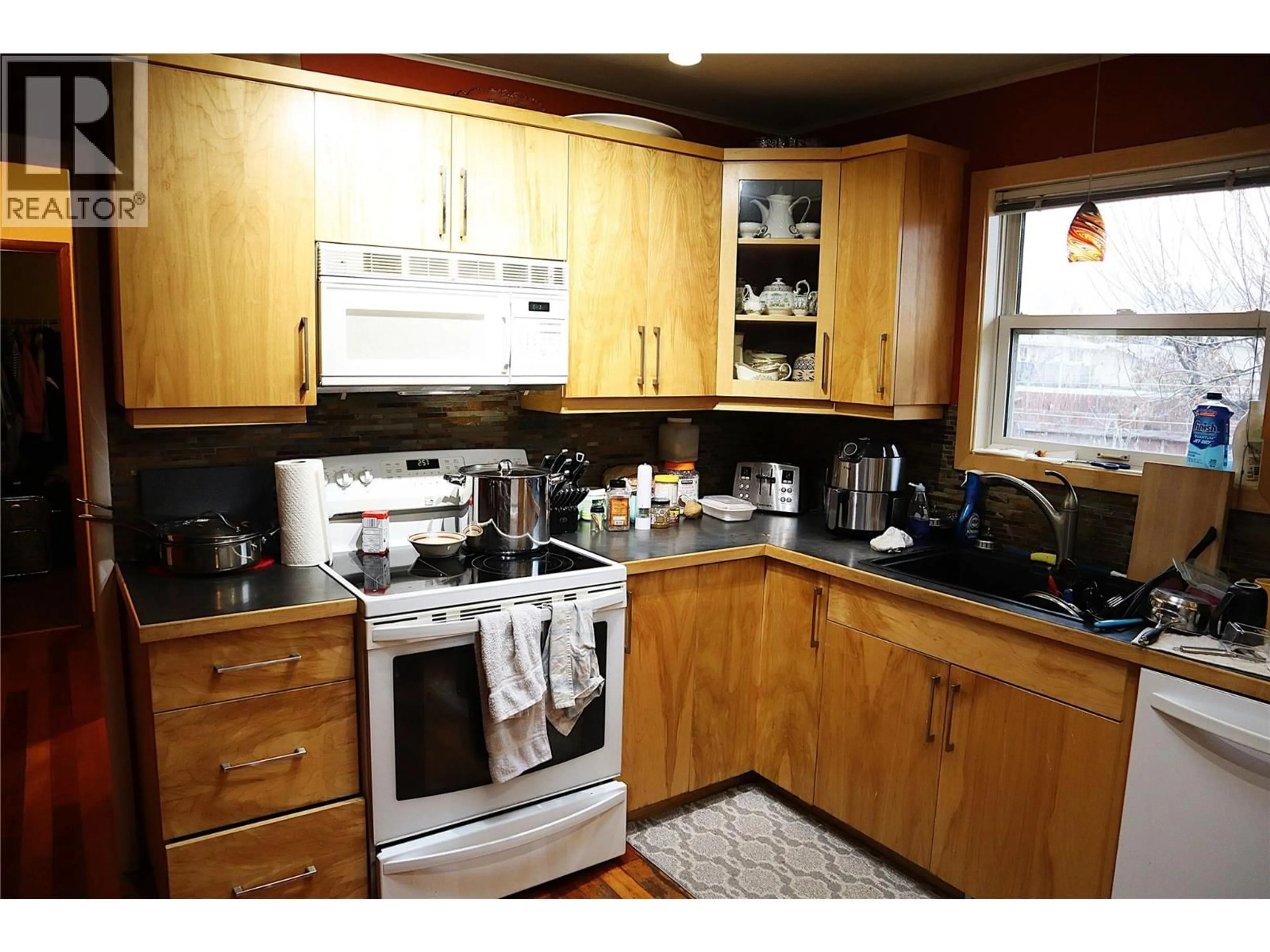 Standard kitchen, wood/laminate floor for 1736 HAPPYVALE AVENUE, Kamloops British Columbia V2B4H5