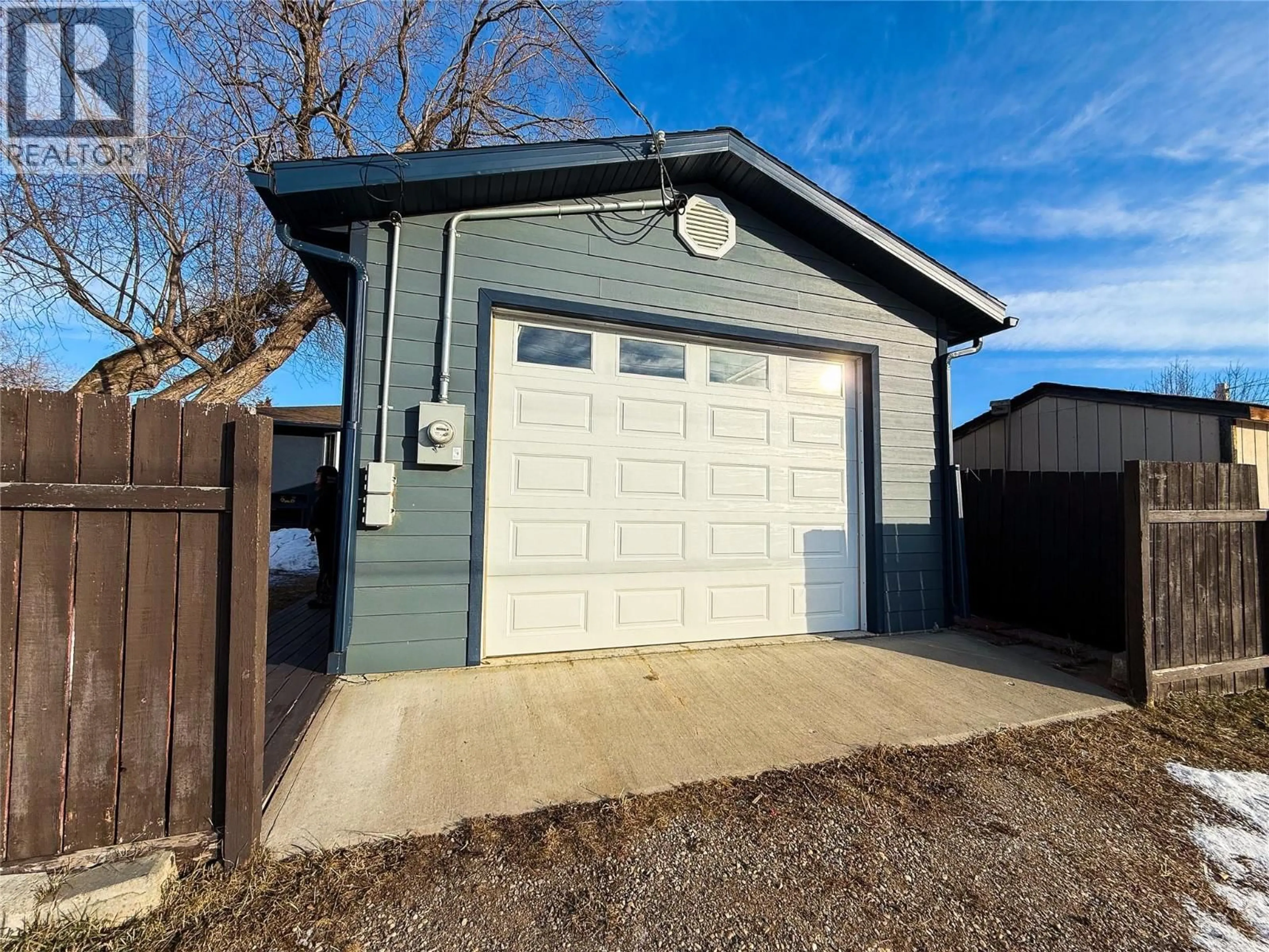 Indoor garage for 1905 90 AVENUE, Dawson Creek British Columbia V1G1A1