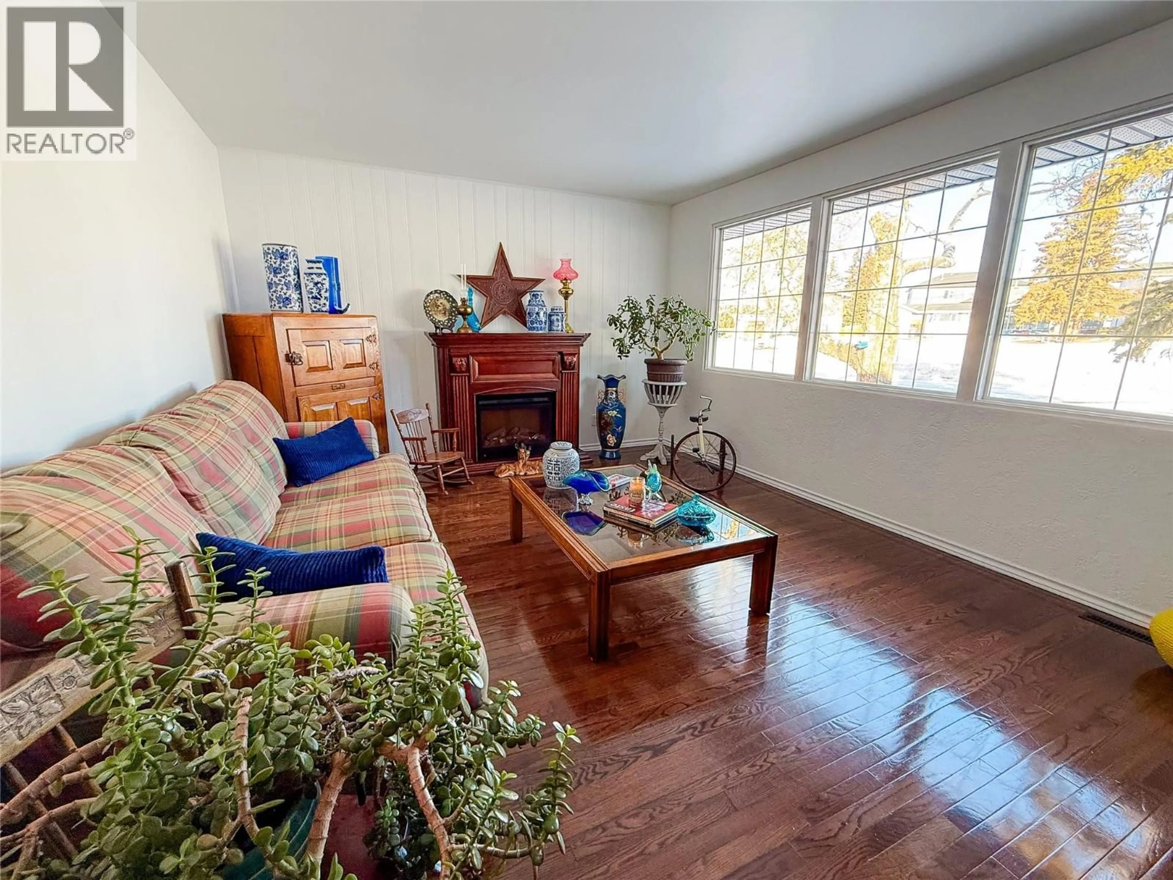 Living room with furniture, unknown for 1905 90 AVENUE, Dawson Creek British Columbia V1G1A1