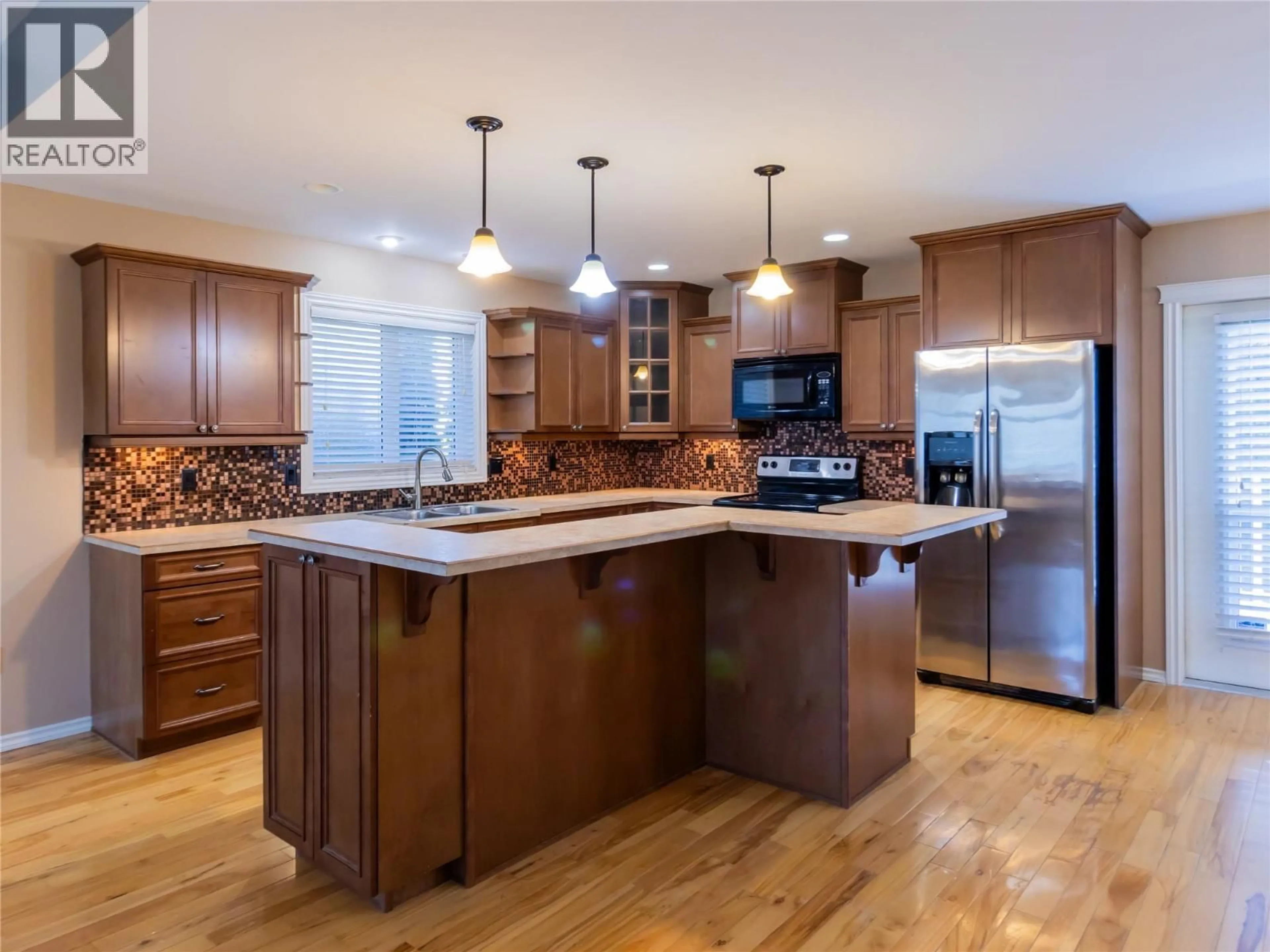 Contemporary kitchen, unknown for 1810 23 STREET NORTHEAST, Salmon Arm British Columbia V1E3M6