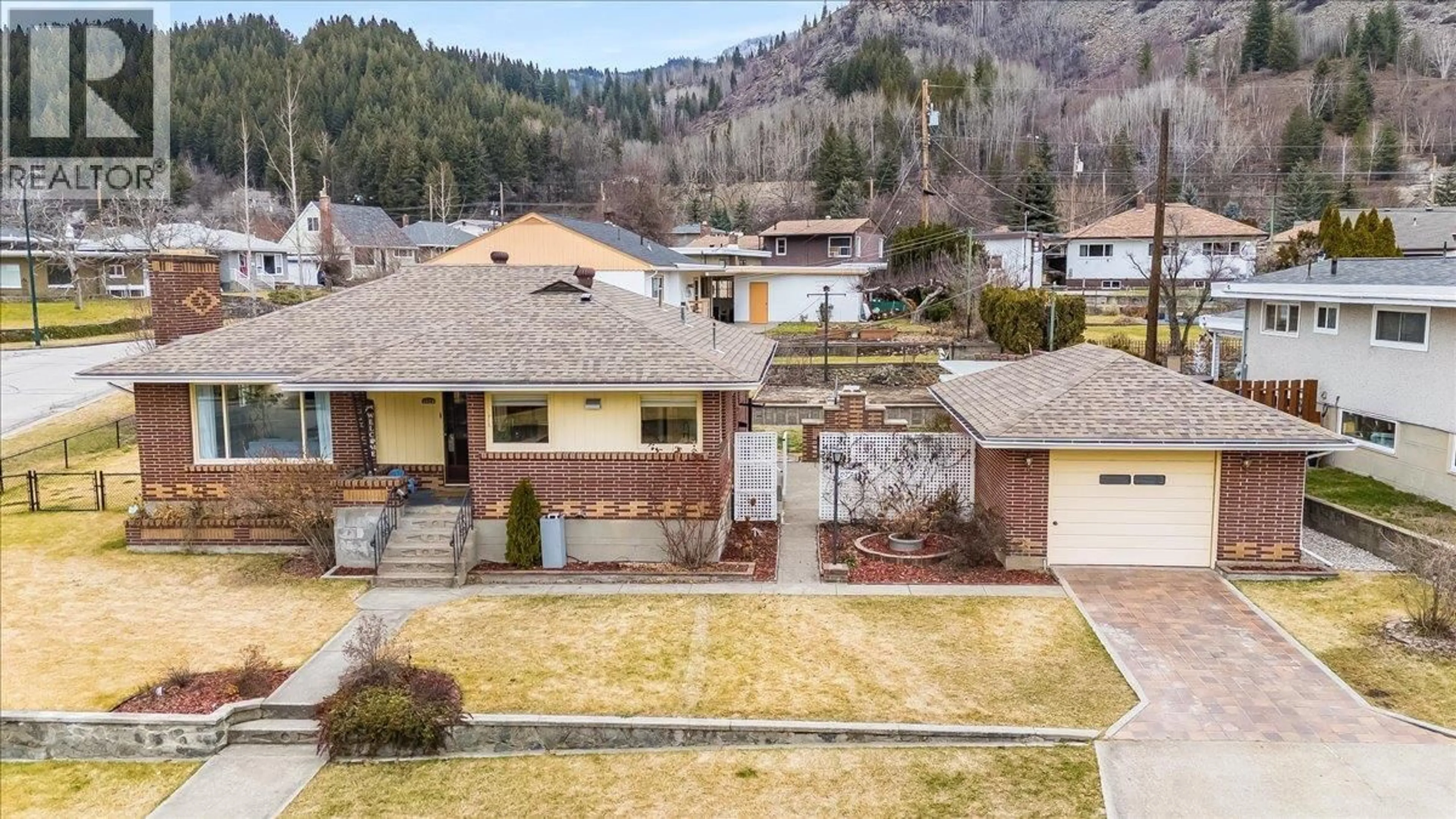 A pic from outside/outdoor area/front of a property/back of a property/a pic from drone, street for 3409 MARIGOLD DRIVE, Trail British Columbia V1R2X7