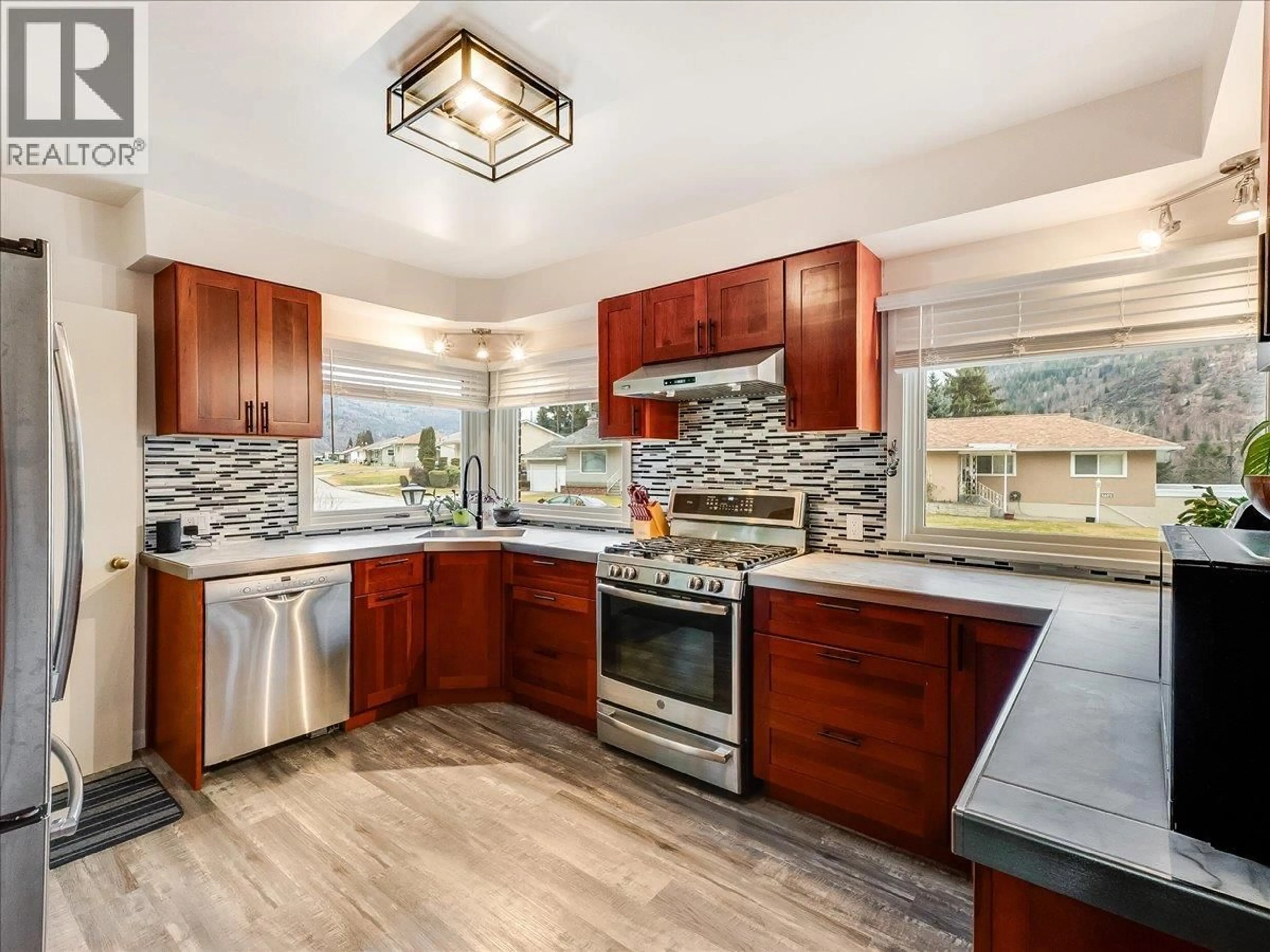 Open concept kitchen, ceramic/tile floor for 3409 MARIGOLD DRIVE, Trail British Columbia V1R2X7