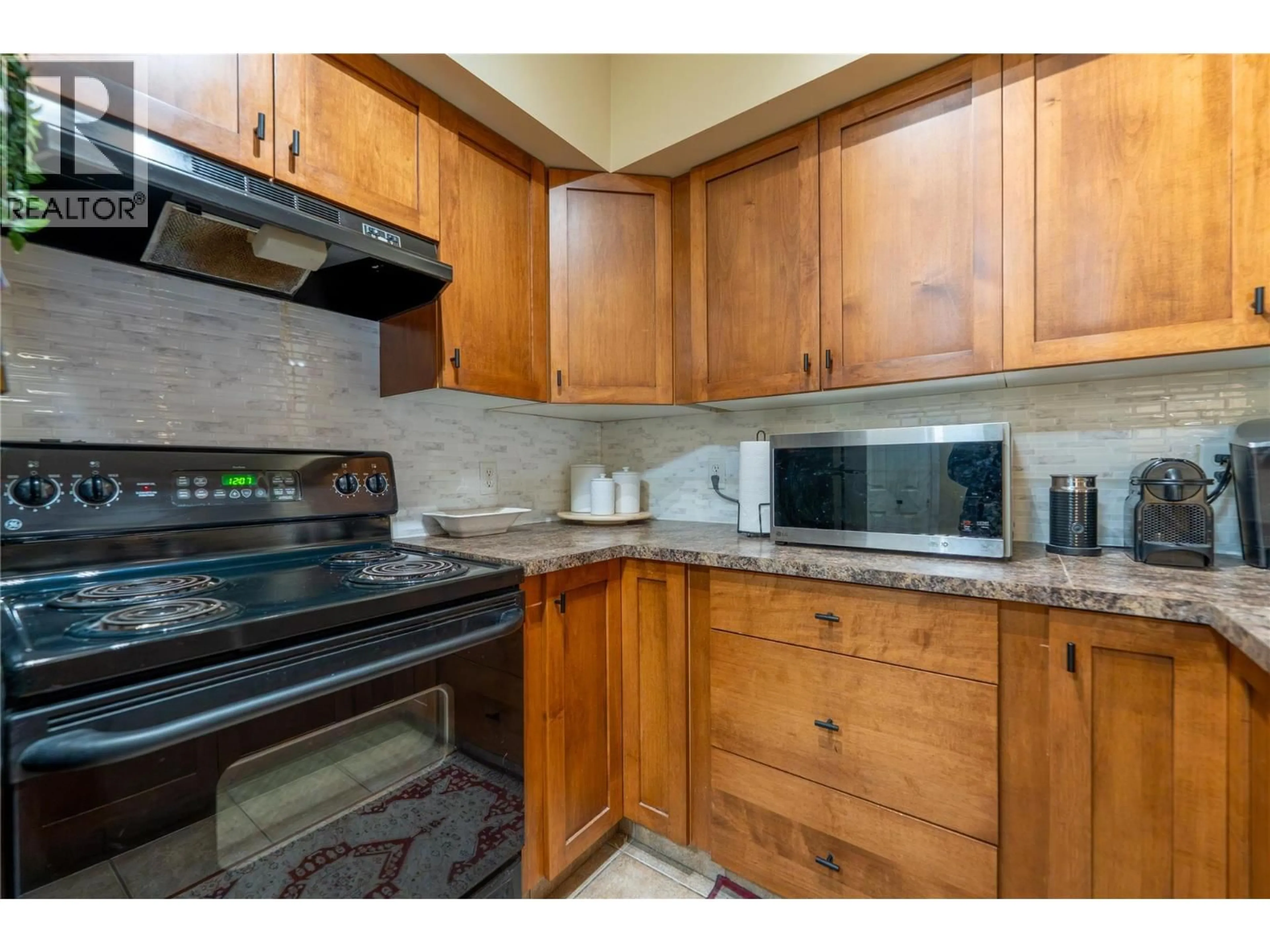 Standard kitchen, unknown for 2201 - 3178 VIA CENTRALE OTHER, Kelowna British Columbia V1V2T3