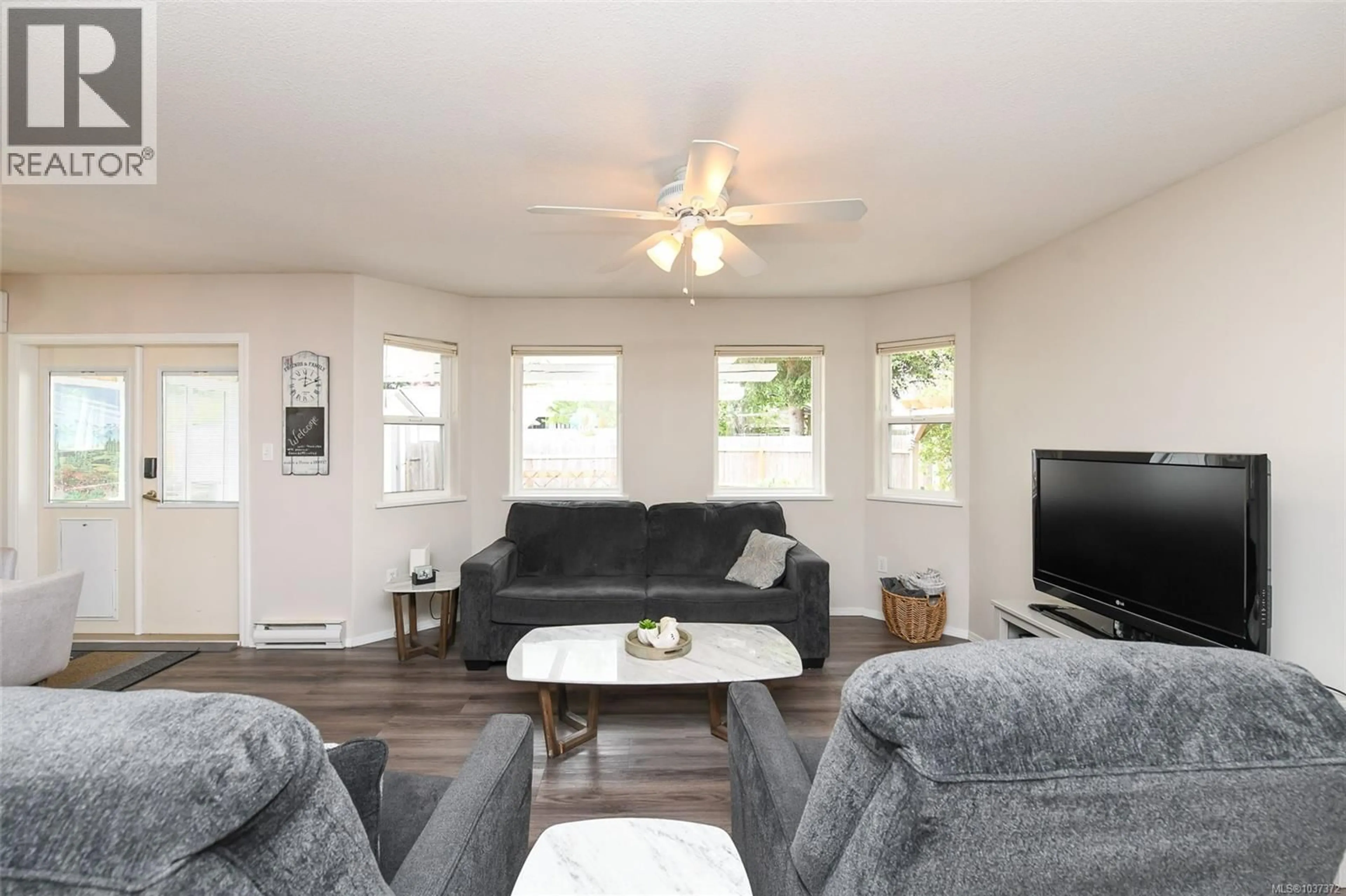 Living room with furniture, wood/laminate floor for B - 781 STEWART AVENUE, Courtenay British Columbia V9N3H3