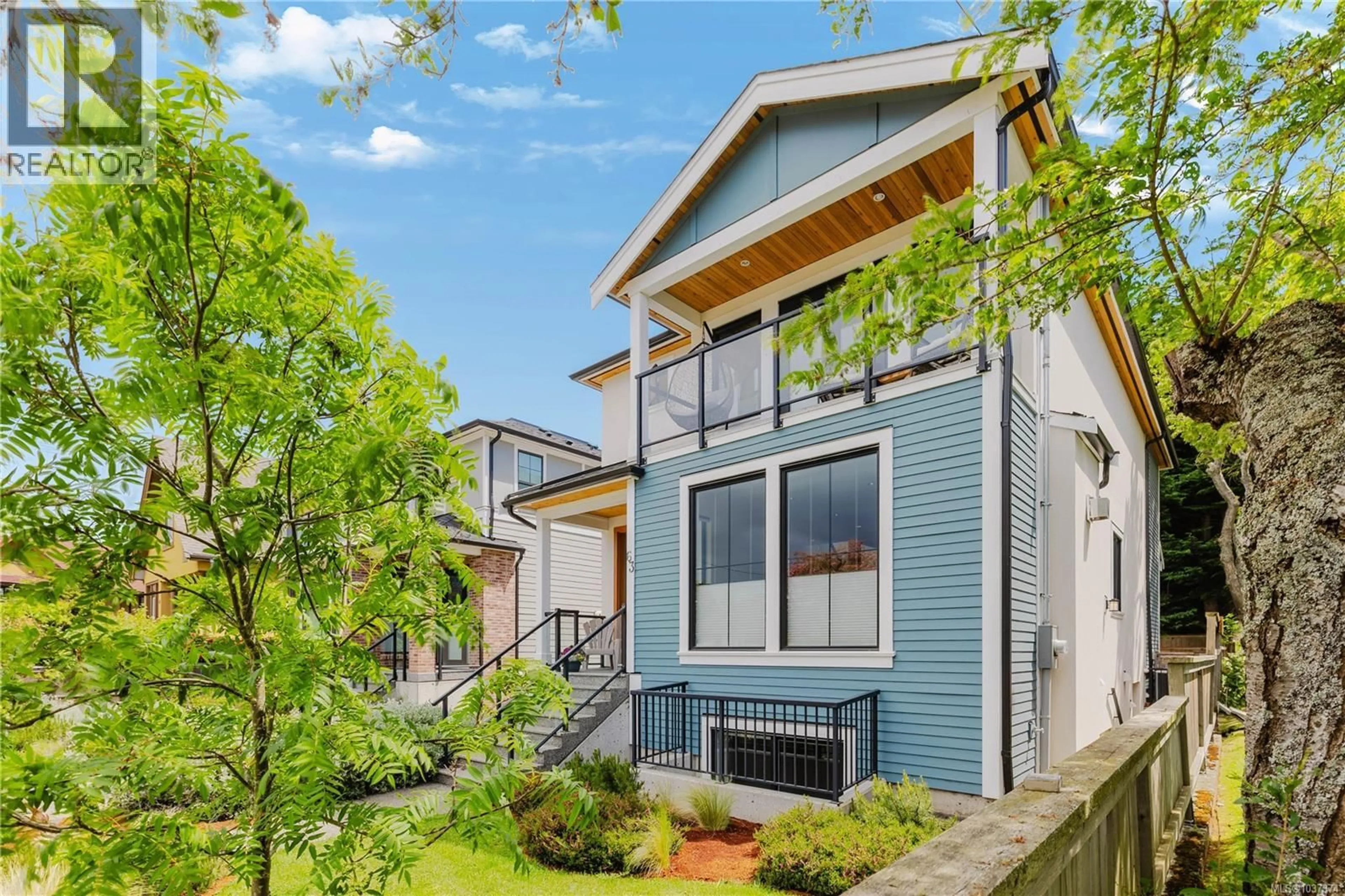 Home with vinyl exterior material, street for 63 BOYD STREET, Victoria British Columbia V8V2C8