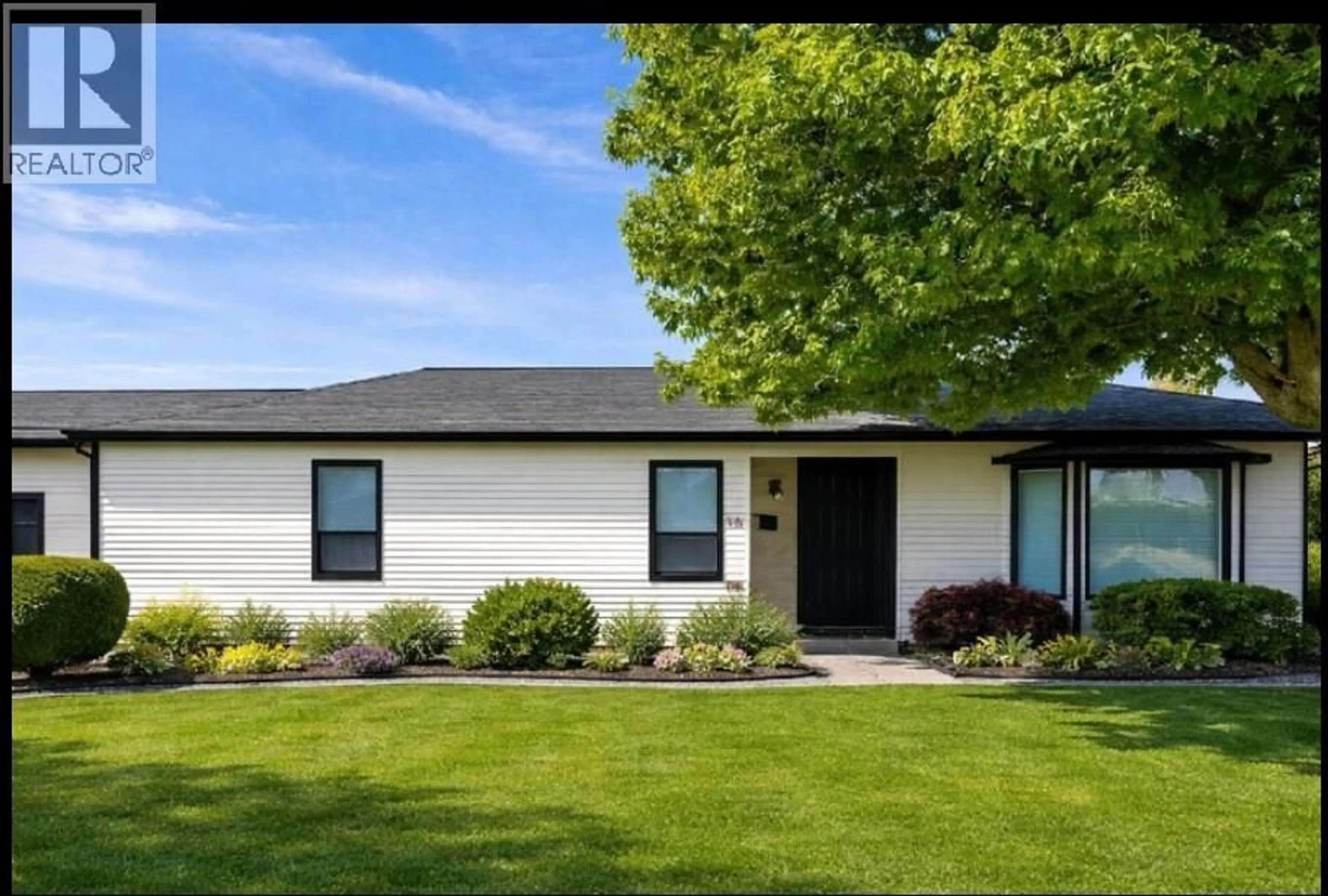 Home with vinyl exterior material, street for 202 - 1255 RAYMER AVENUE, Kelowna British Columbia V1W3S3