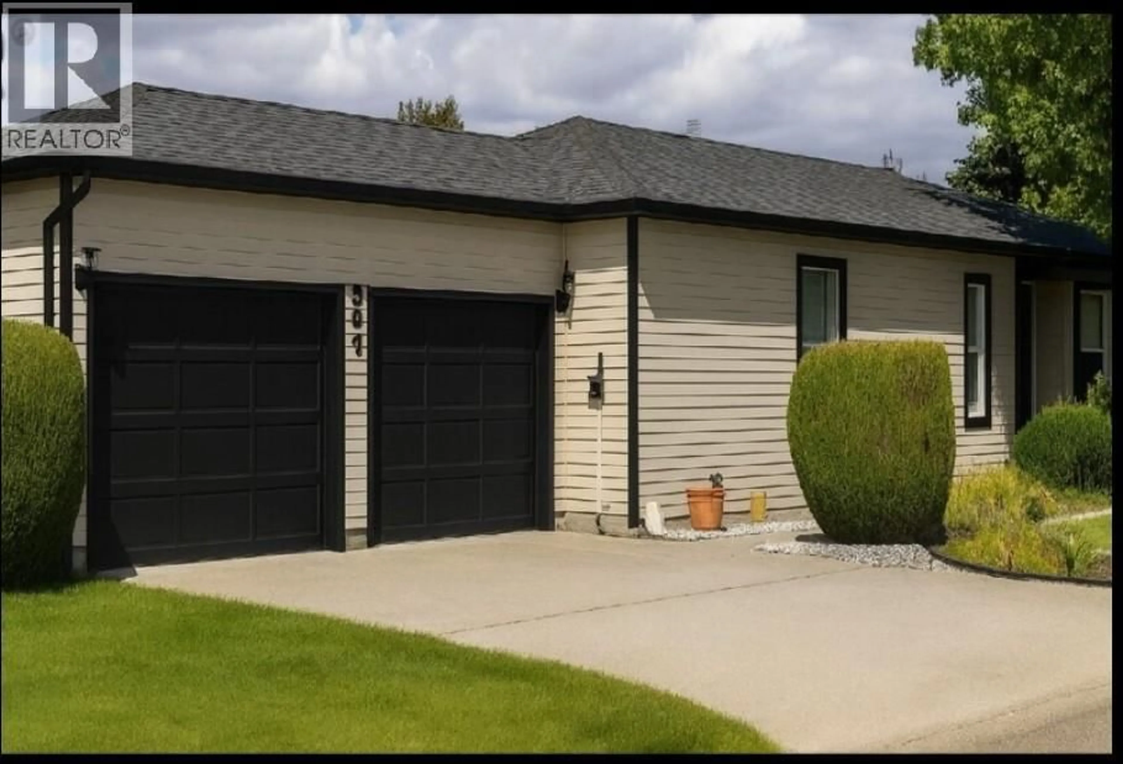 Home with vinyl exterior material, street for 202 - 1255 RAYMER AVENUE, Kelowna British Columbia V1W3S3