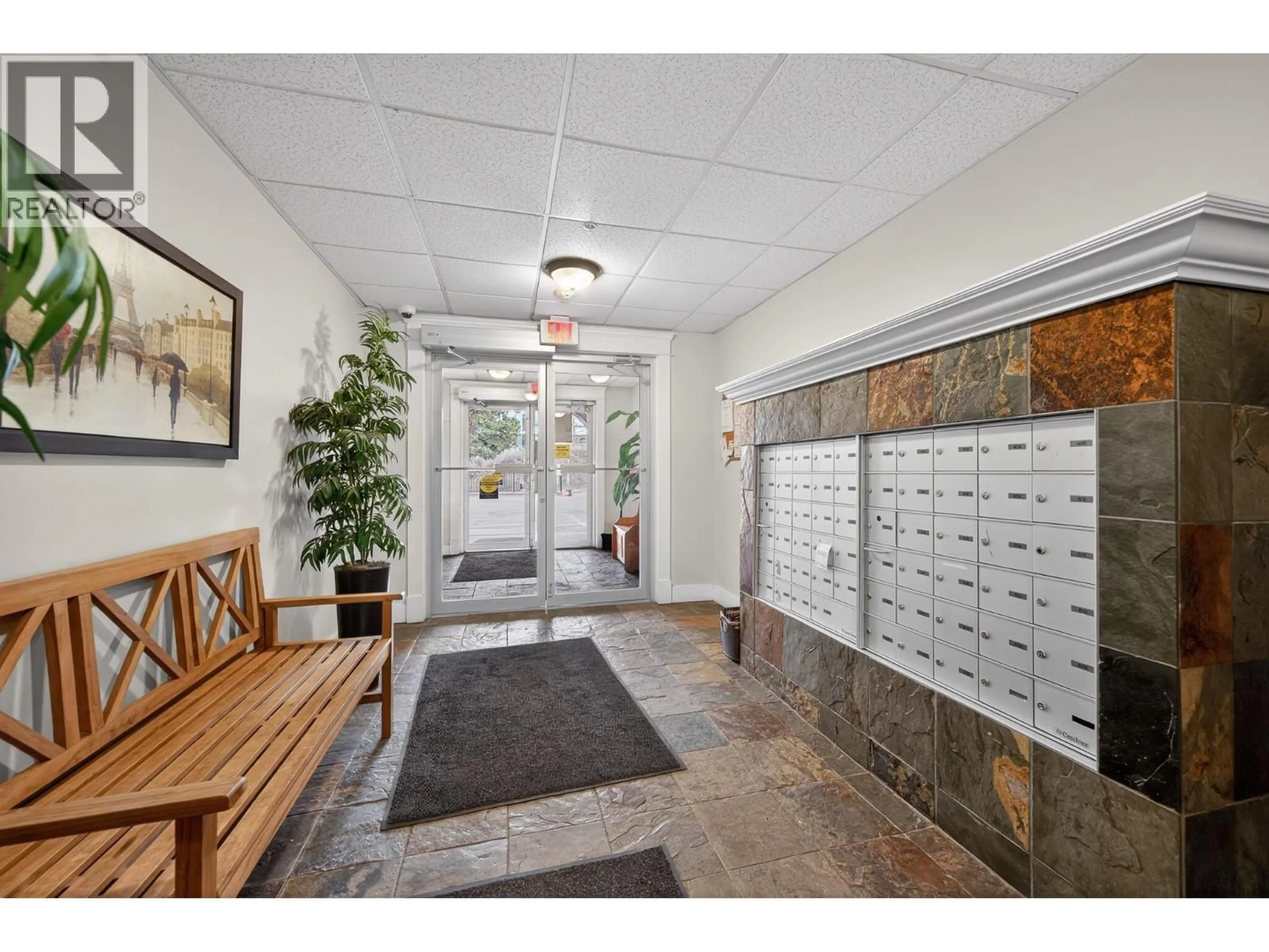 Indoor foyer for #301 - 975 VICTORIA W STREET, Kamloops British Columbia V2C0C2