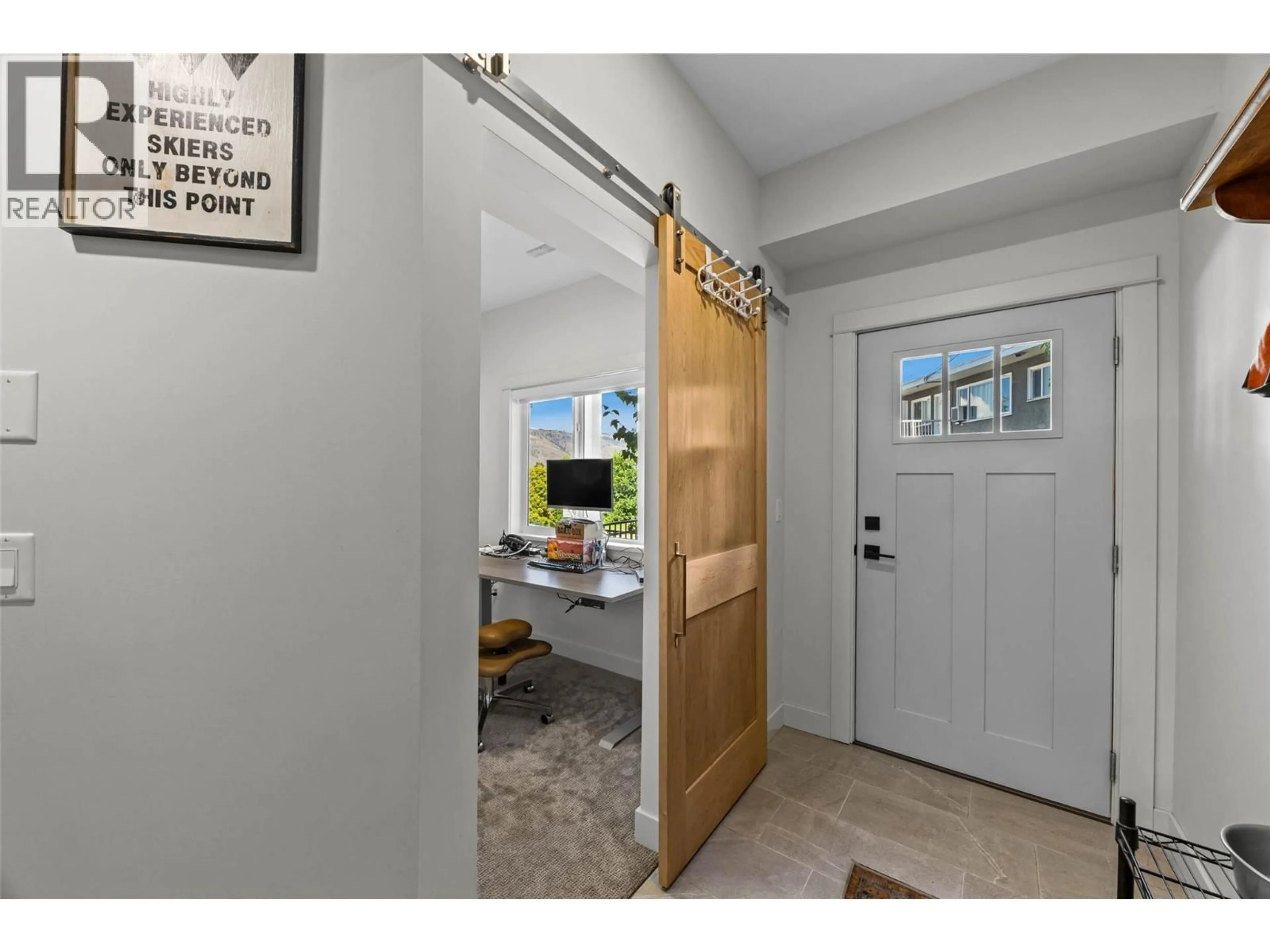 Indoor entryway for 115 - 1393 9TH AVENUE, Kamloops British Columbia V2C3X6