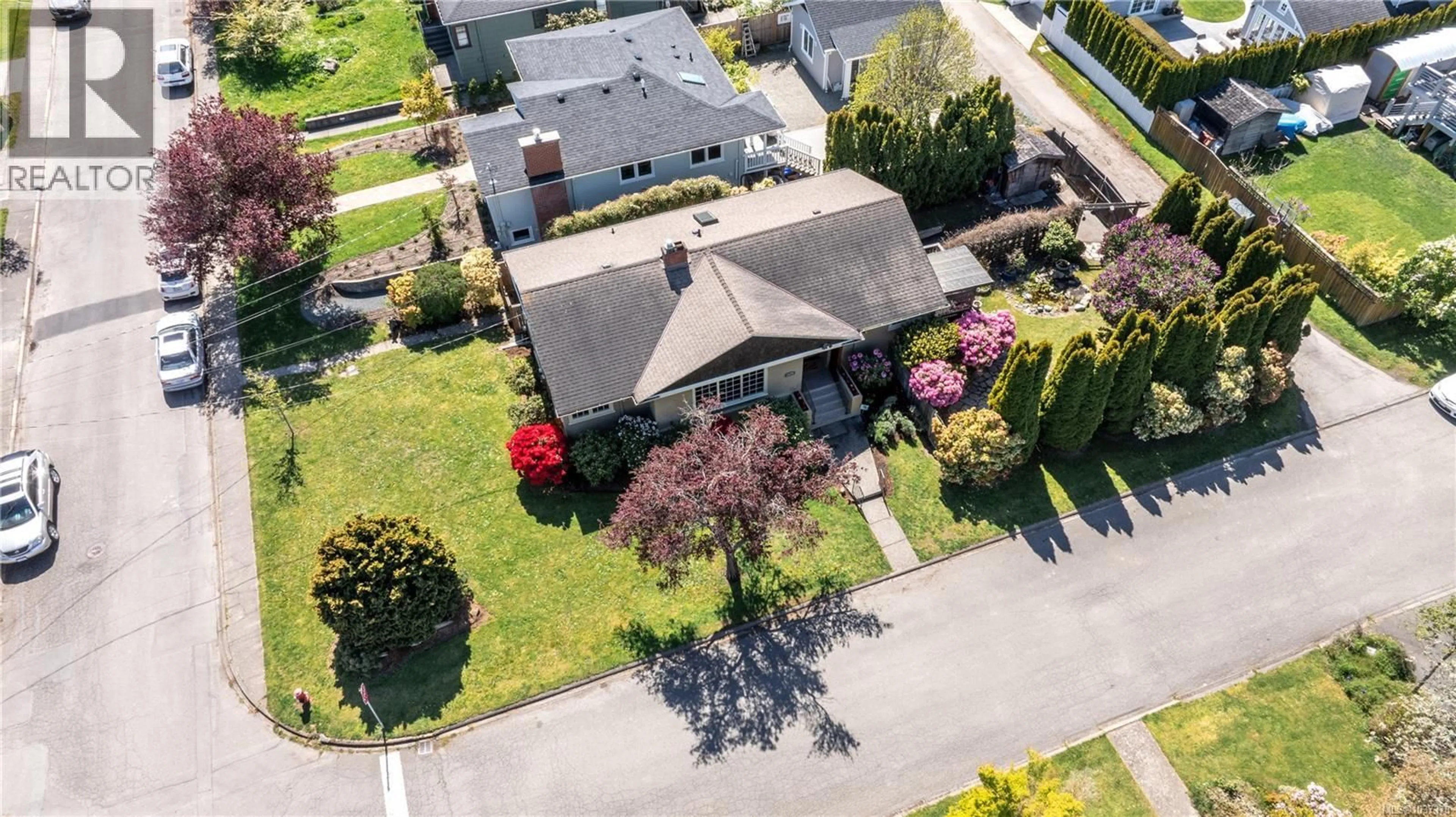 A pic from outside/outdoor area/front of a property/back of a property/a pic from drone, street for 2678 DUNLEVY STREET, Oak Bay British Columbia V8R5Z2