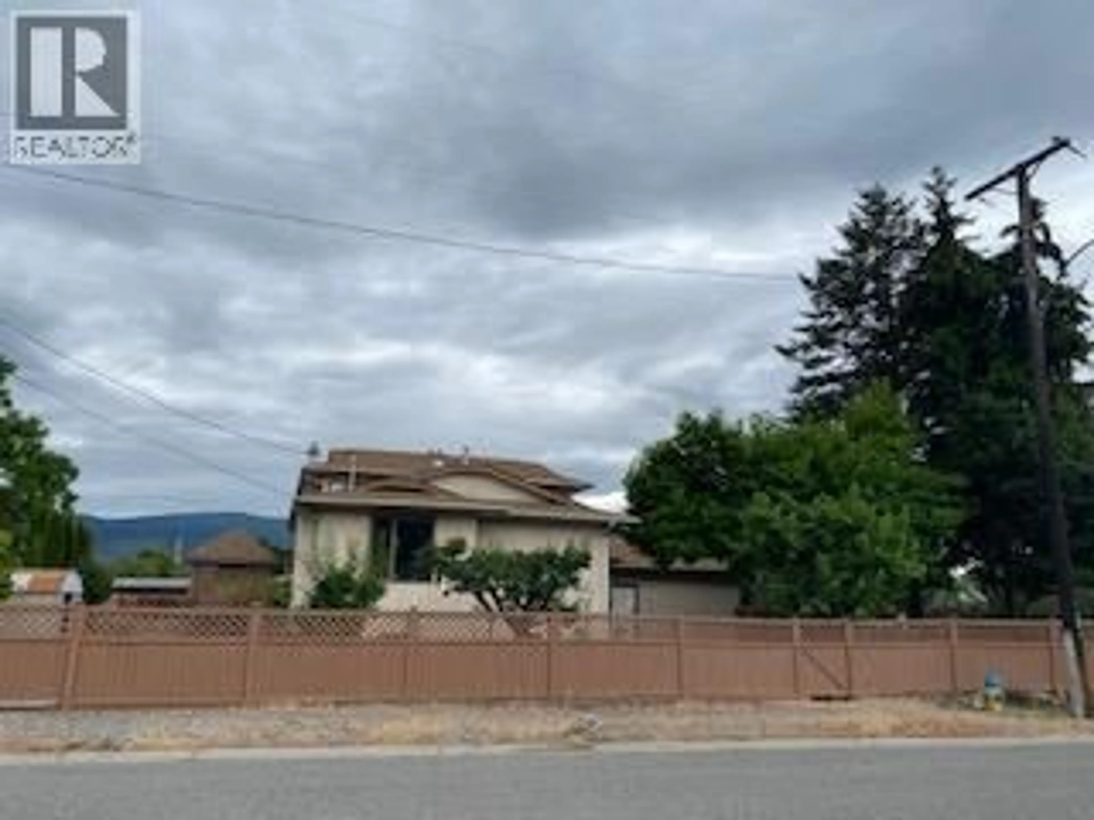 A pic from outside/outdoor area/front of a property/back of a property/a pic from drone, mountain view for 3343 GORDON DRIVE, Kelowna British Columbia V1W3M9