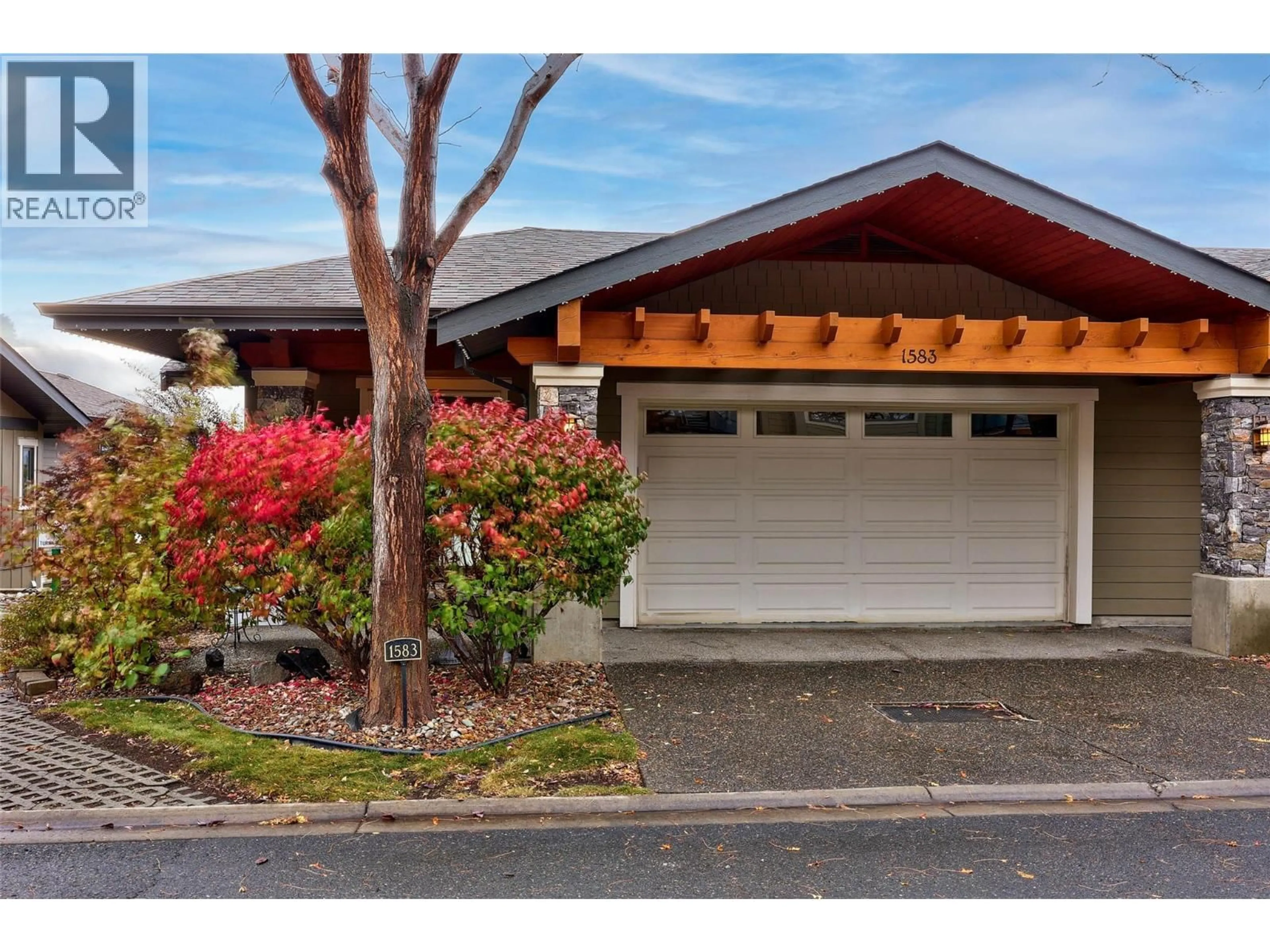 Home with vinyl exterior material, street for 1583 GOLF RIDGE DRIVE, Kamloops British Columbia V2H0A5