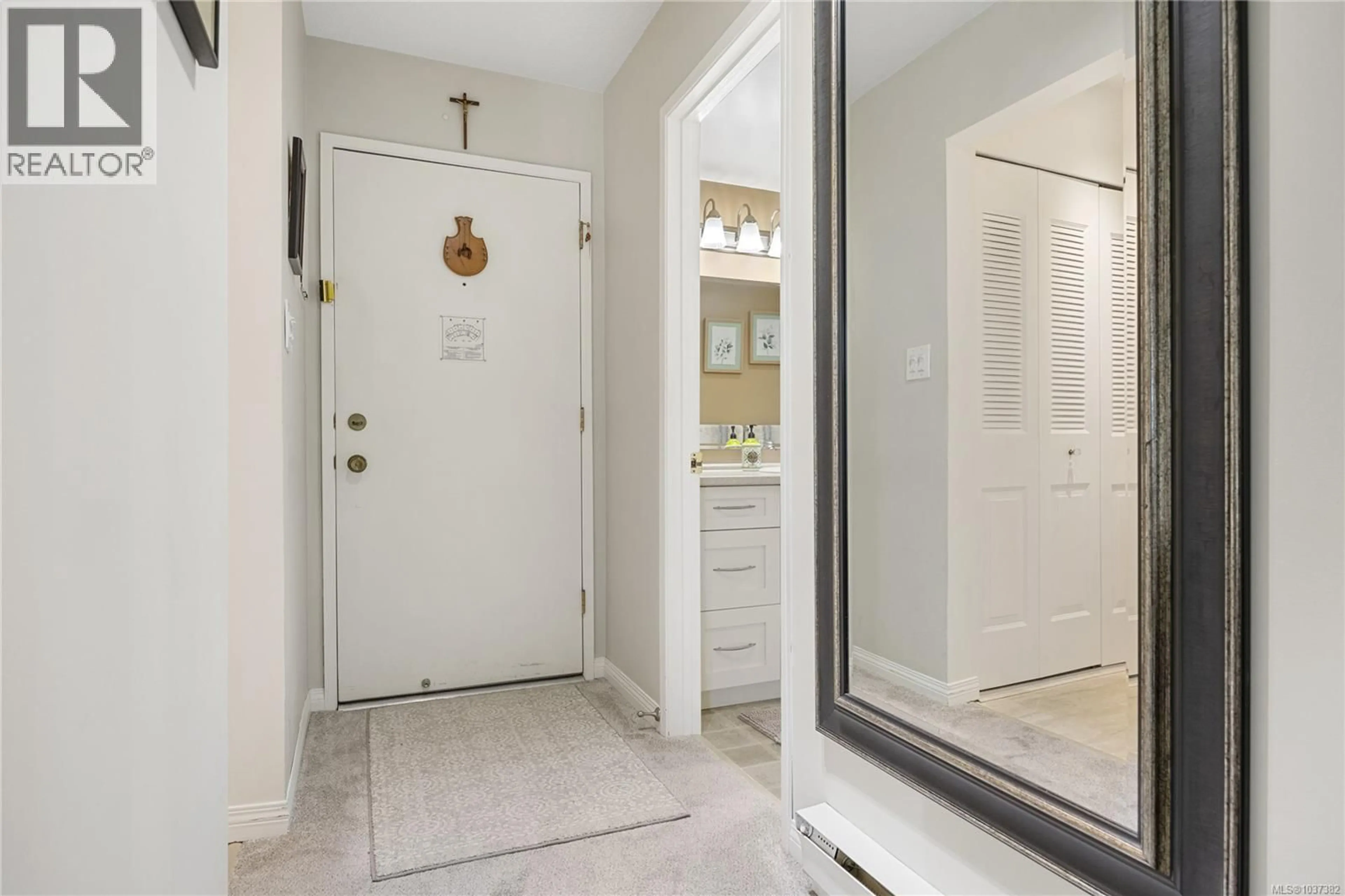Indoor entryway for 210 - 3962 CEDAR HILL ROAD, Saanich British Columbia V8N3B8