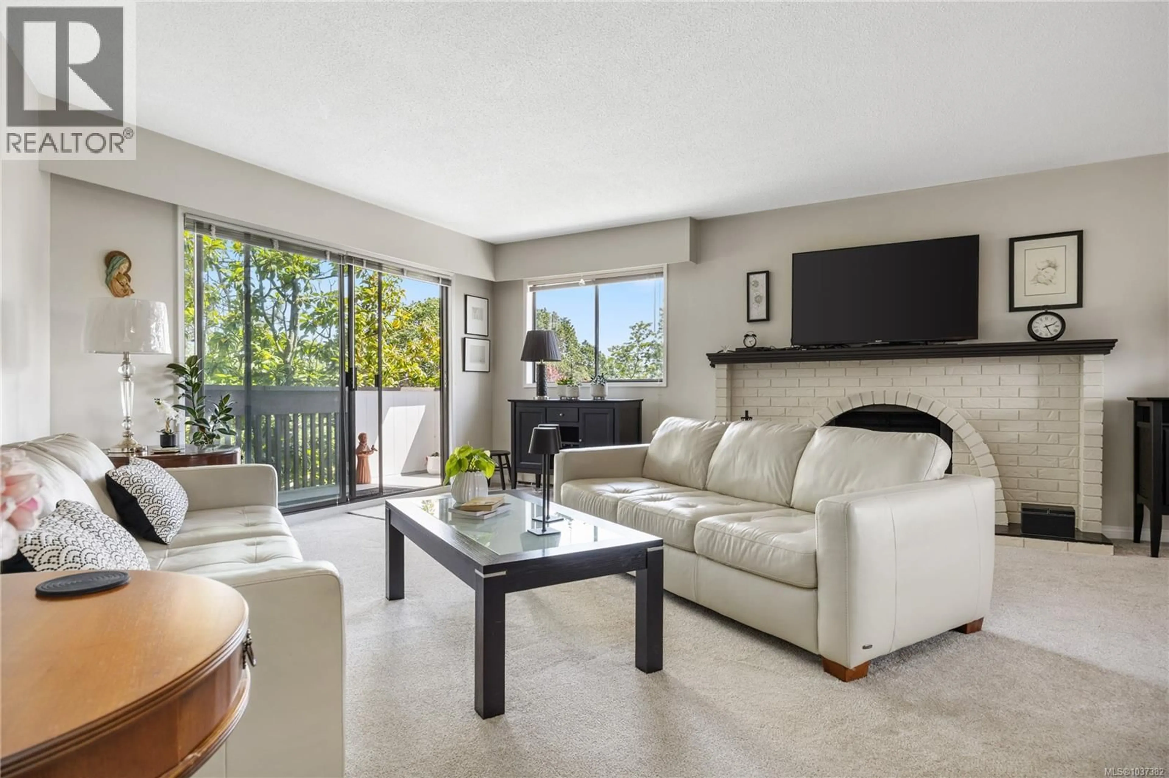 Living room with furniture, unknown for 210 - 3962 CEDAR HILL ROAD, Saanich British Columbia V8N3B8
