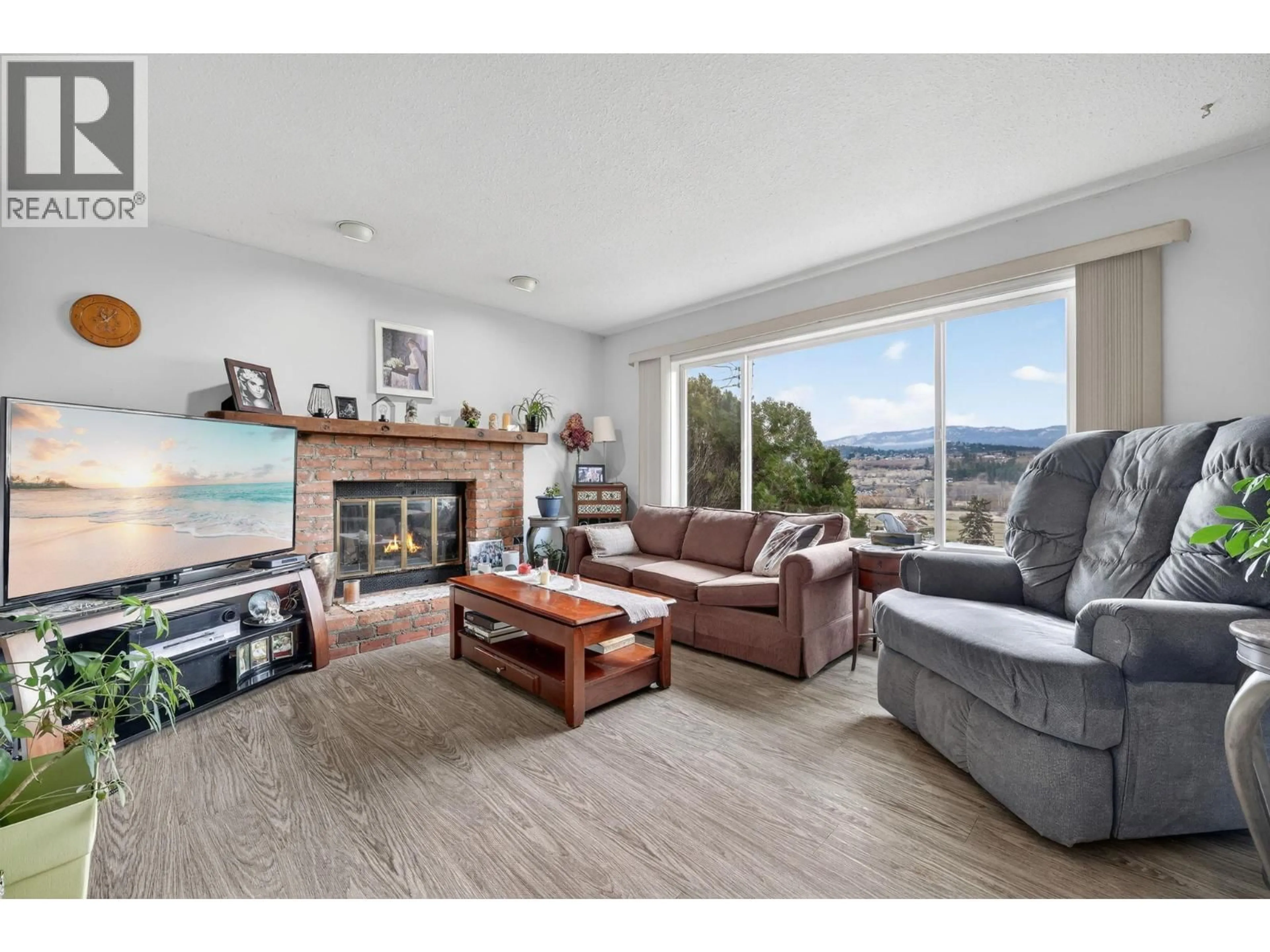 Living room with furniture, unknown for 10991 RUSSELL ROAD, Lake Country British Columbia V4V1W9