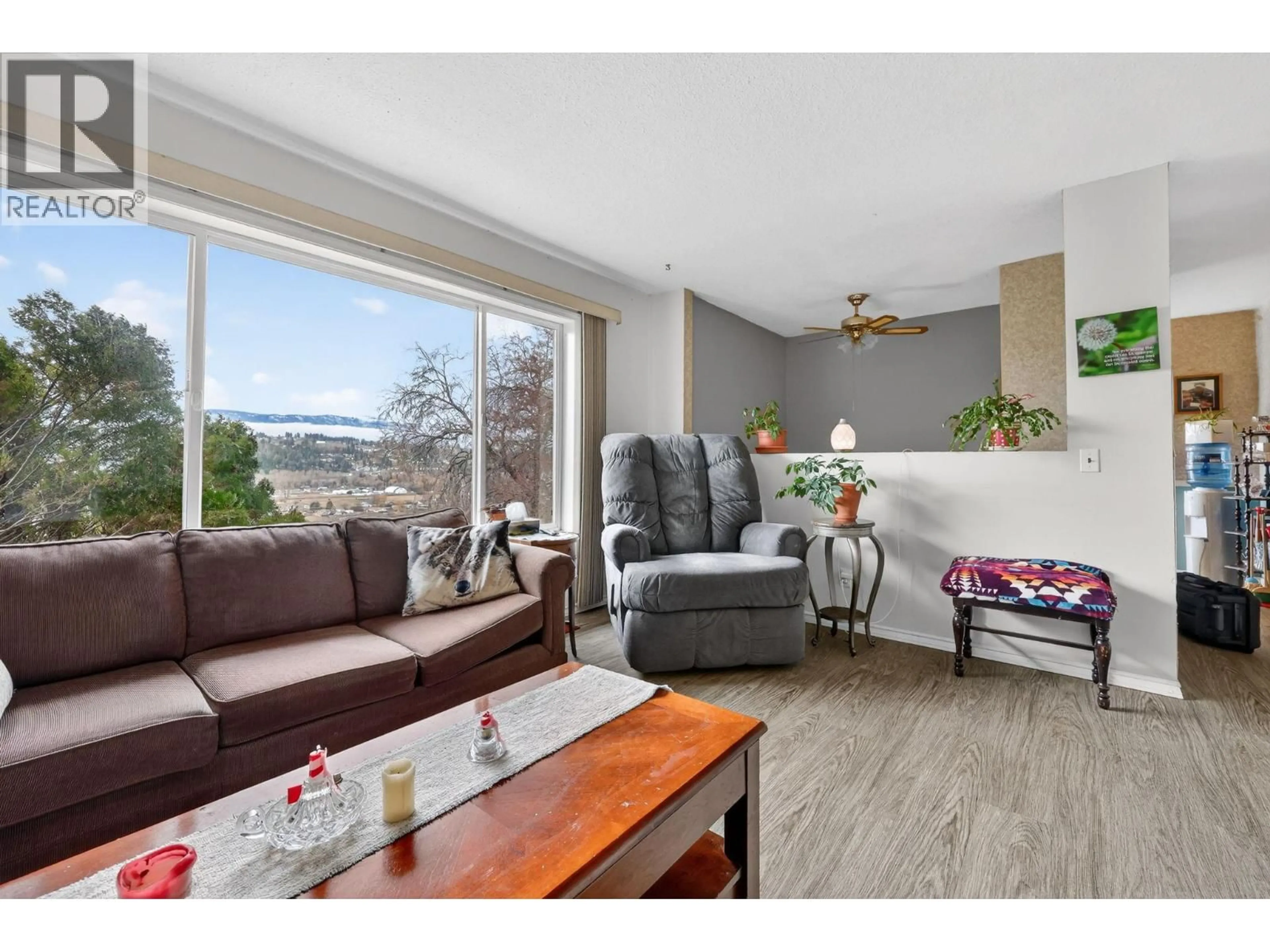 Living room with furniture, wood/laminate floor for 10991 RUSSELL ROAD, Lake Country British Columbia V4V1W9