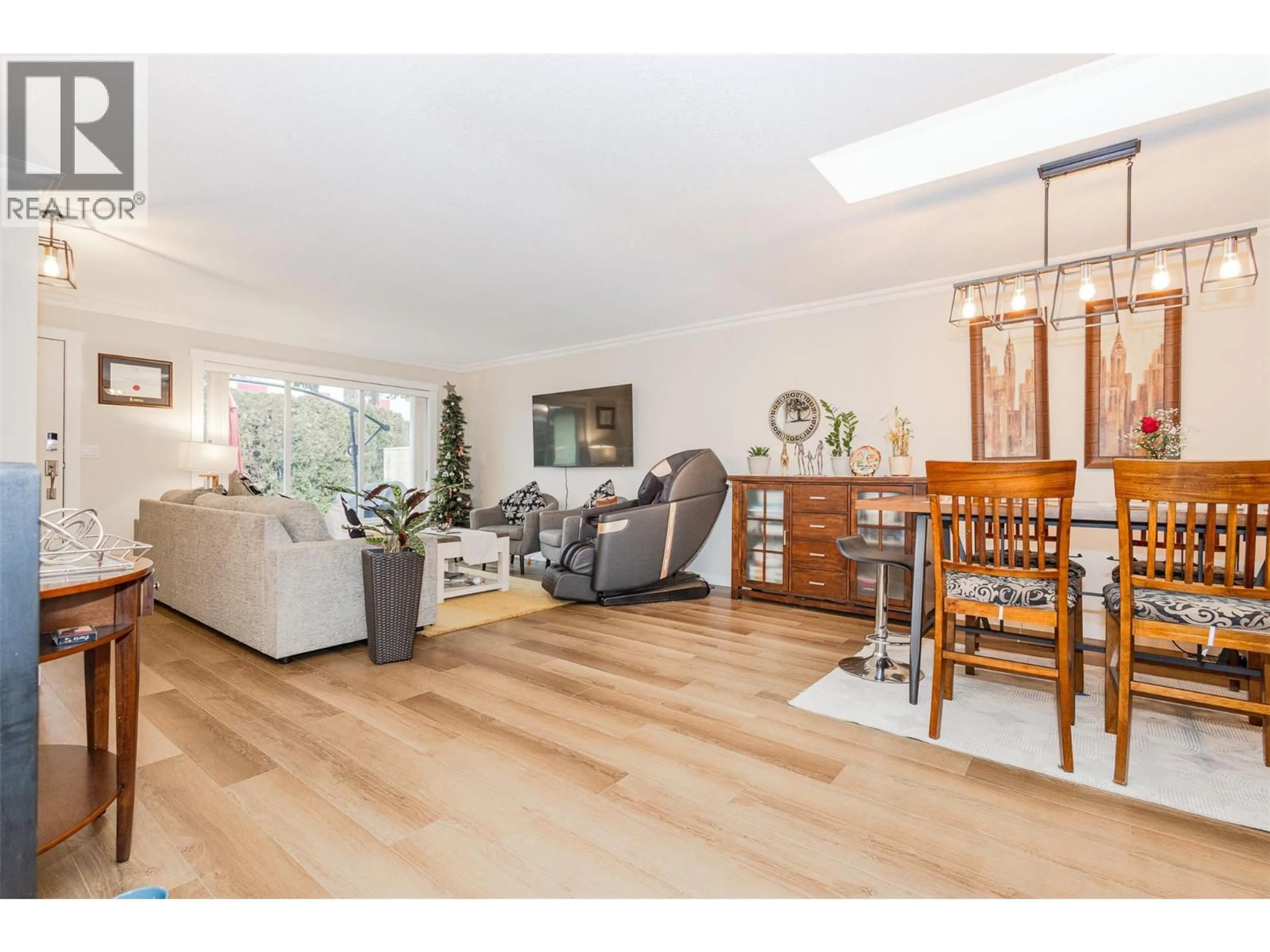 Living room with furniture, wood/laminate floor for 1 - 205 GERSTMAR ROAD, Kelowna British Columbia V1X4A6