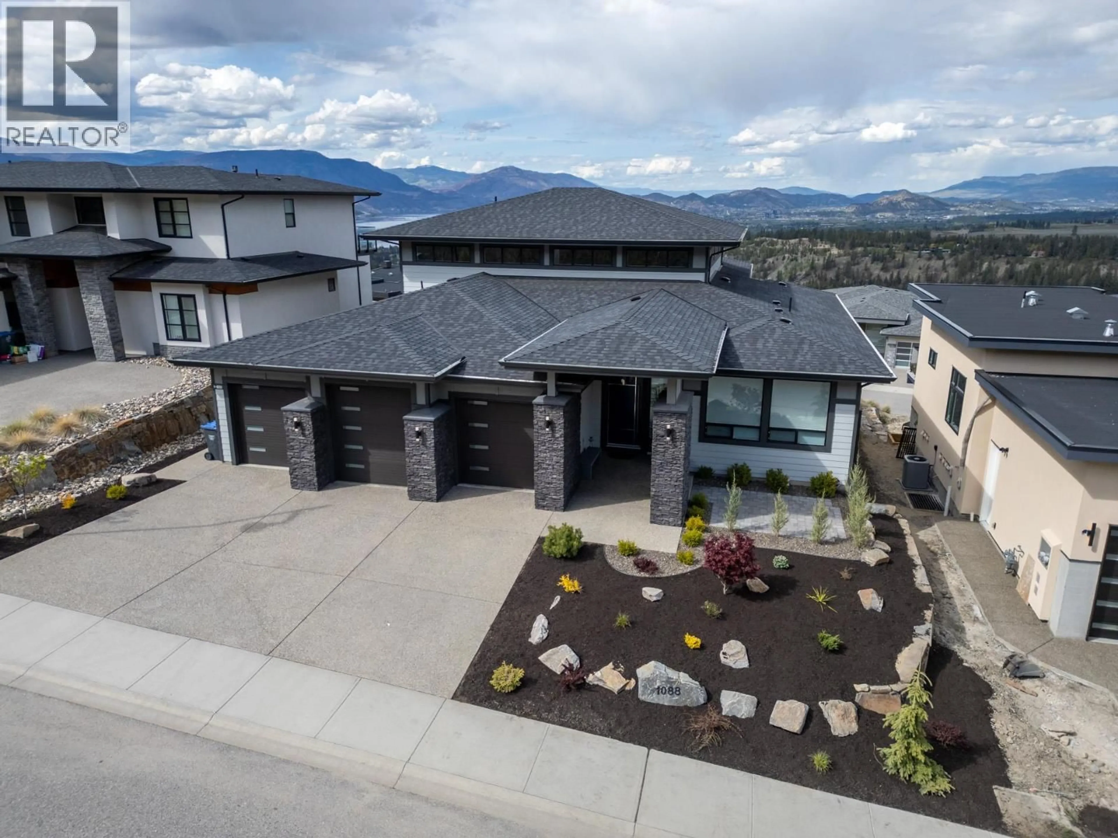 A pic from outside/outdoor area/front of a property/back of a property/a pic from drone, mountain view for 1088 CLARANCE AVENUE, Kelowna British Columbia V1W5M6