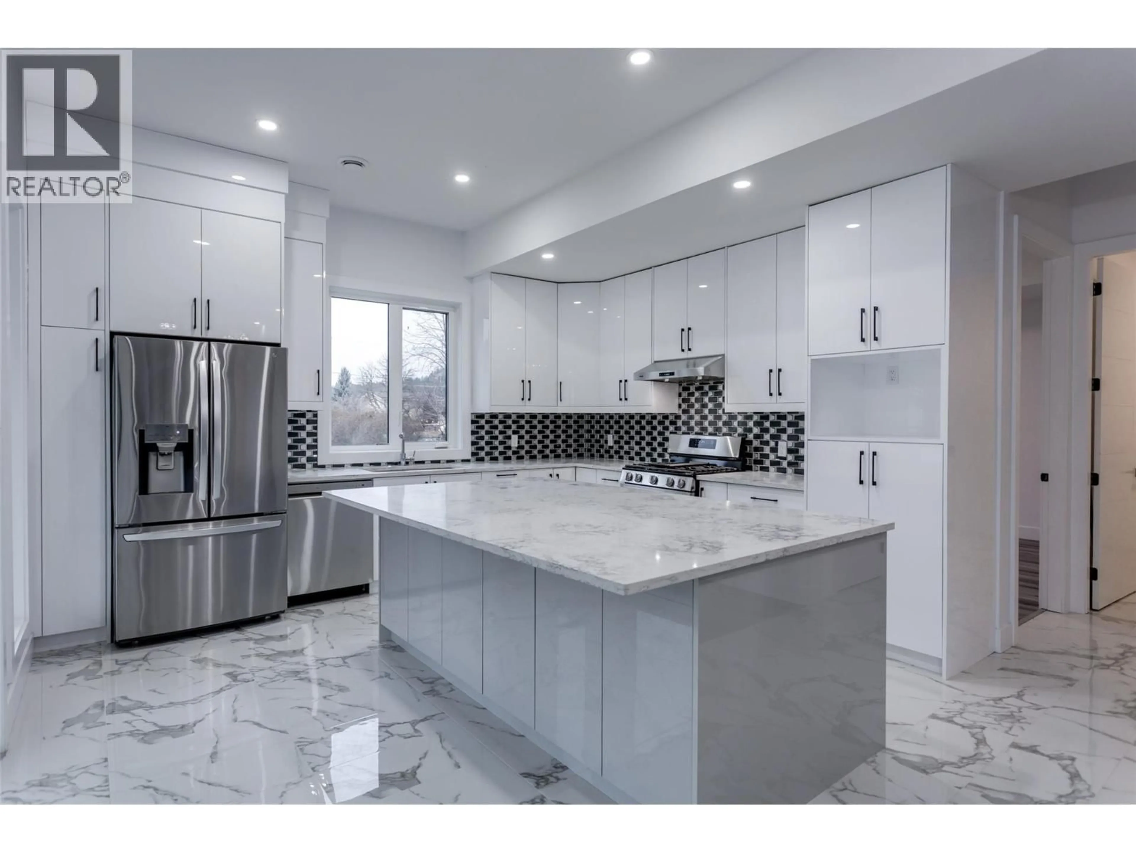 Open concept kitchen, ceramic/tile floor for 474 SNOWSELL STREET NORTH, Kelowna British Columbia V1L2B3