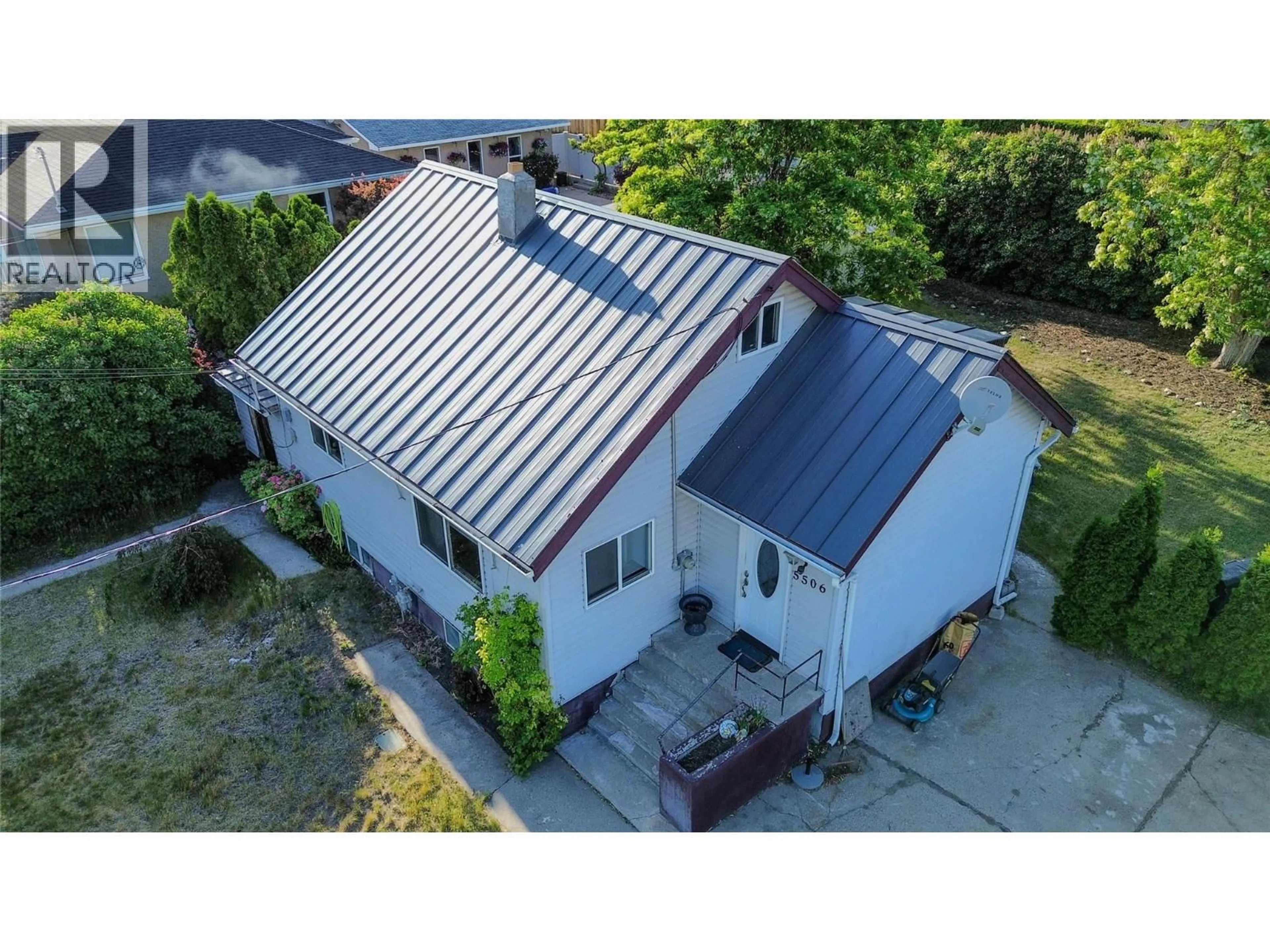 A pic from outside/outdoor area/front of a property/back of a property/a pic from drone, building for 5506 JACKPINE LANE, Osoyoos British Columbia V0H1V3